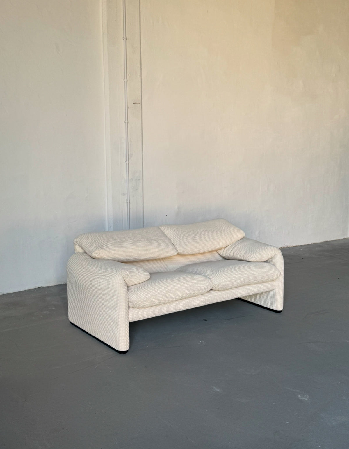 sofa Cassina Maralunga, po renowacji, waflowa tkanina w kolorze śmietany