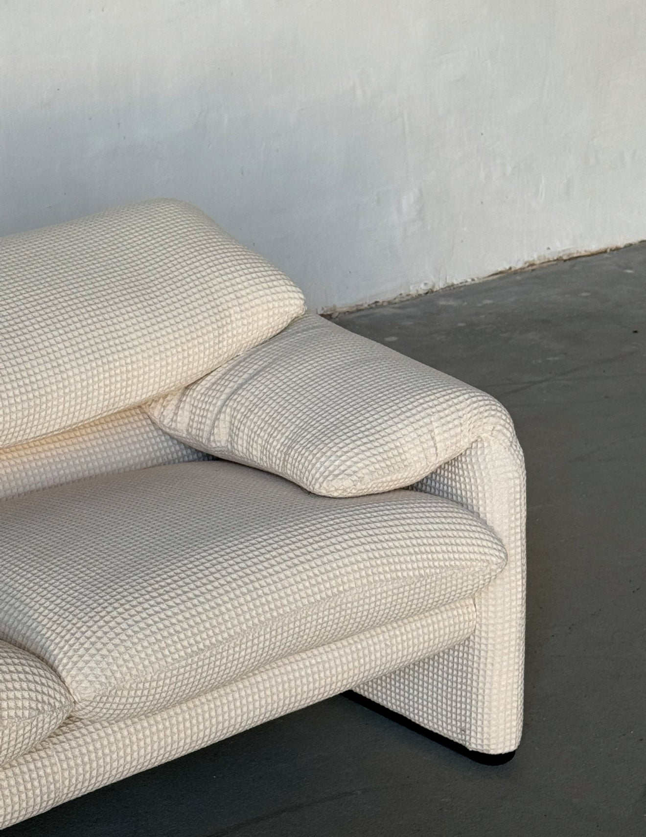 sofa Cassina Maralunga, po renowacji, waflowa tkanina w kolorze śmietany