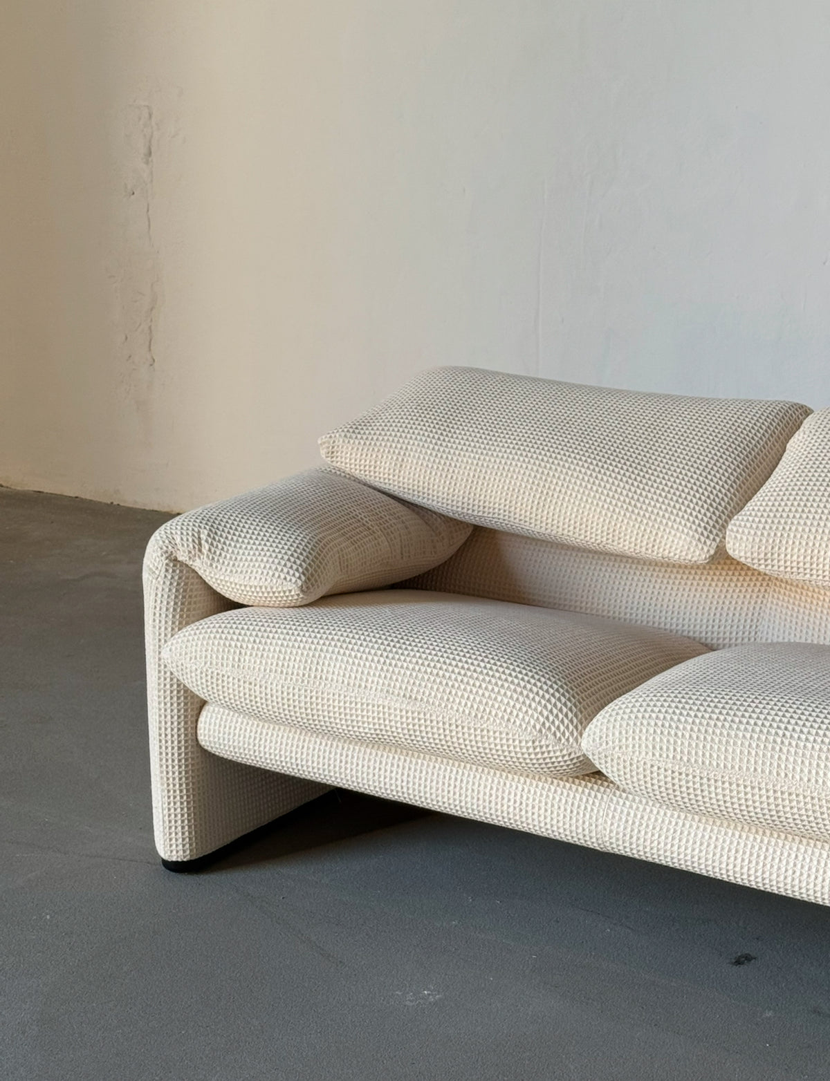 sofa Cassina Maralunga, po renowacji, waflowa tkanina w kolorze śmietany
