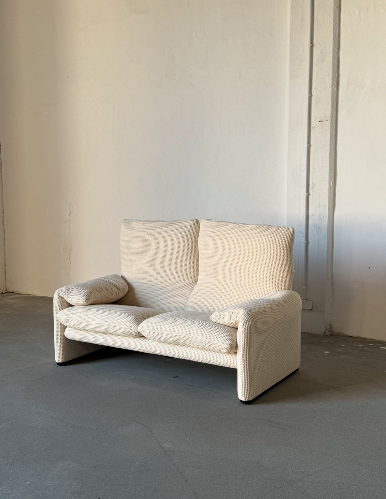 sofa Cassina Maralunga, po renowacji, waflowa tkanina w kolorze śmietany
