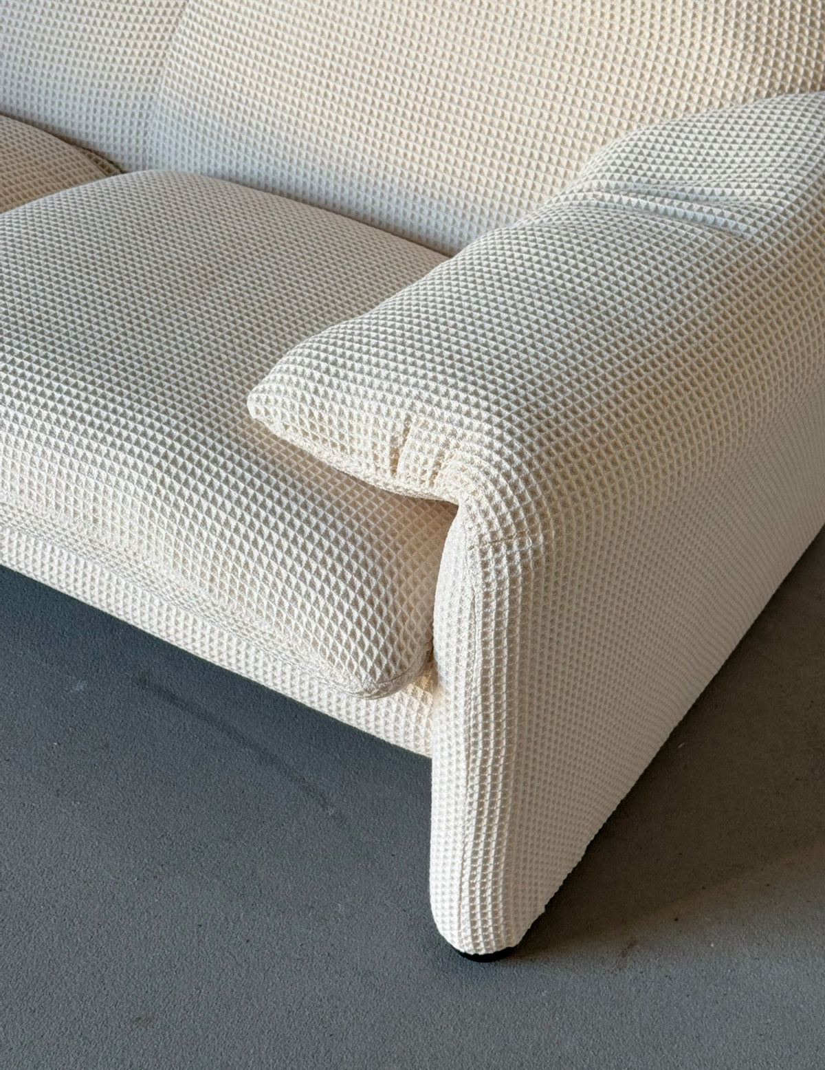 sofa Cassina Maralunga, po renowacji, waflowa tkanina w kolorze śmietany
