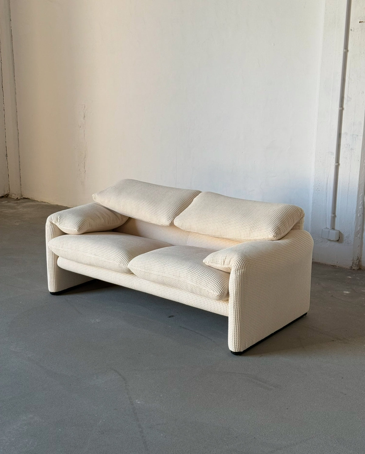 sofa Cassina Maralunga, po renowacji, waflowa tkanina w kolorze śmietany