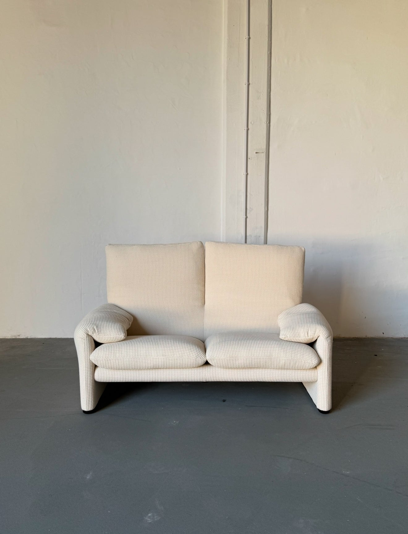 sofa Cassina Maralunga, po renowacji, waflowa tkanina w kolorze śmietany