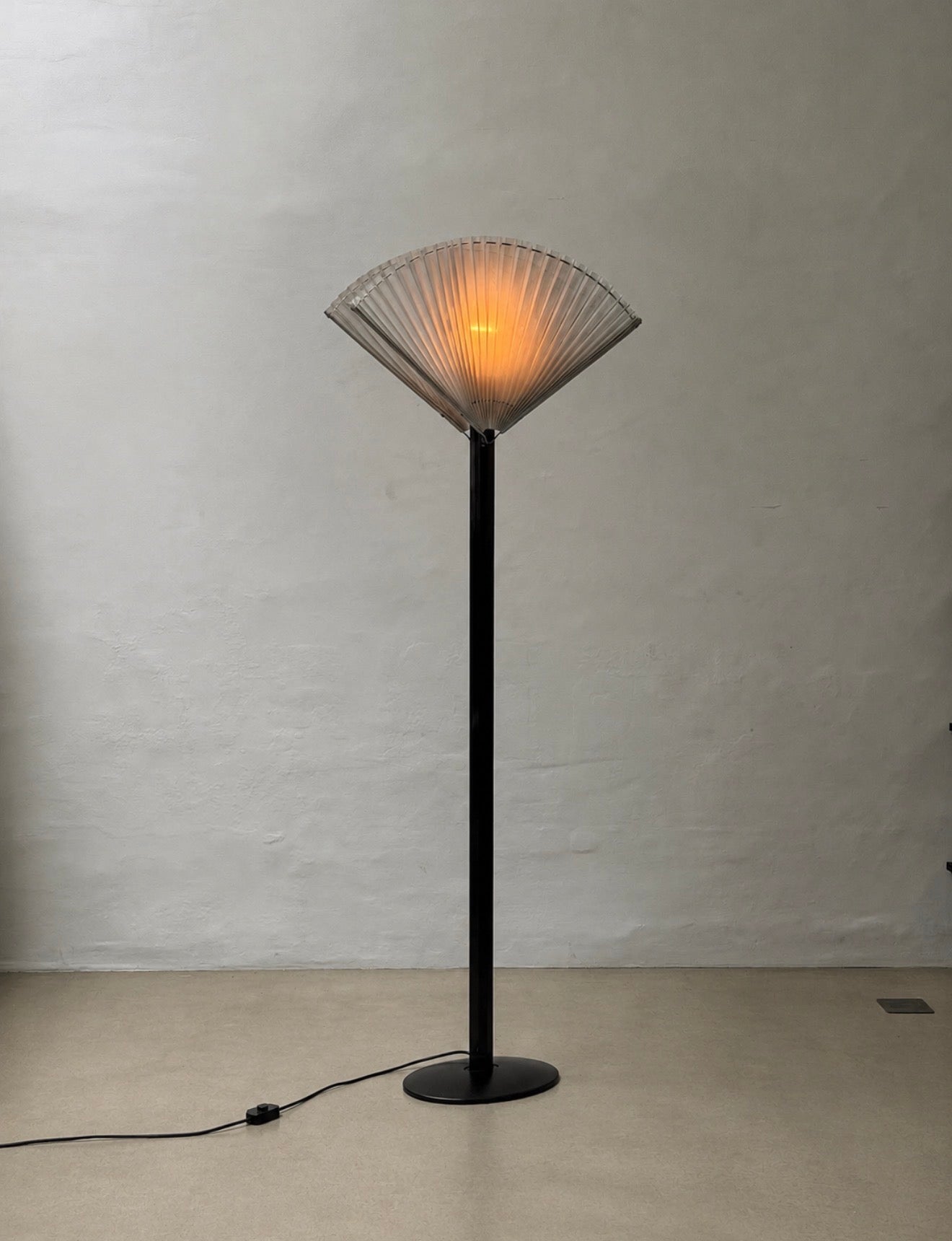 kultowa lampa podłogowa Flos Butterfly proj. Tobia&Scarpa, sygnowana
