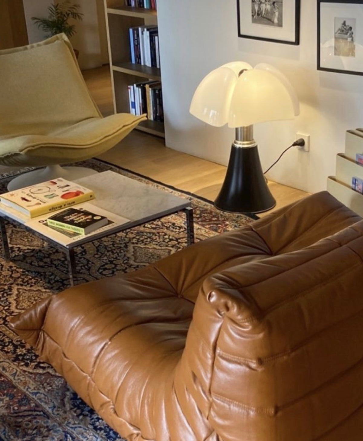 sofa Togo, Ligne Roset, dwuosobowa, skóra naturalna koniak z lekkim połyskiem + podnóżek