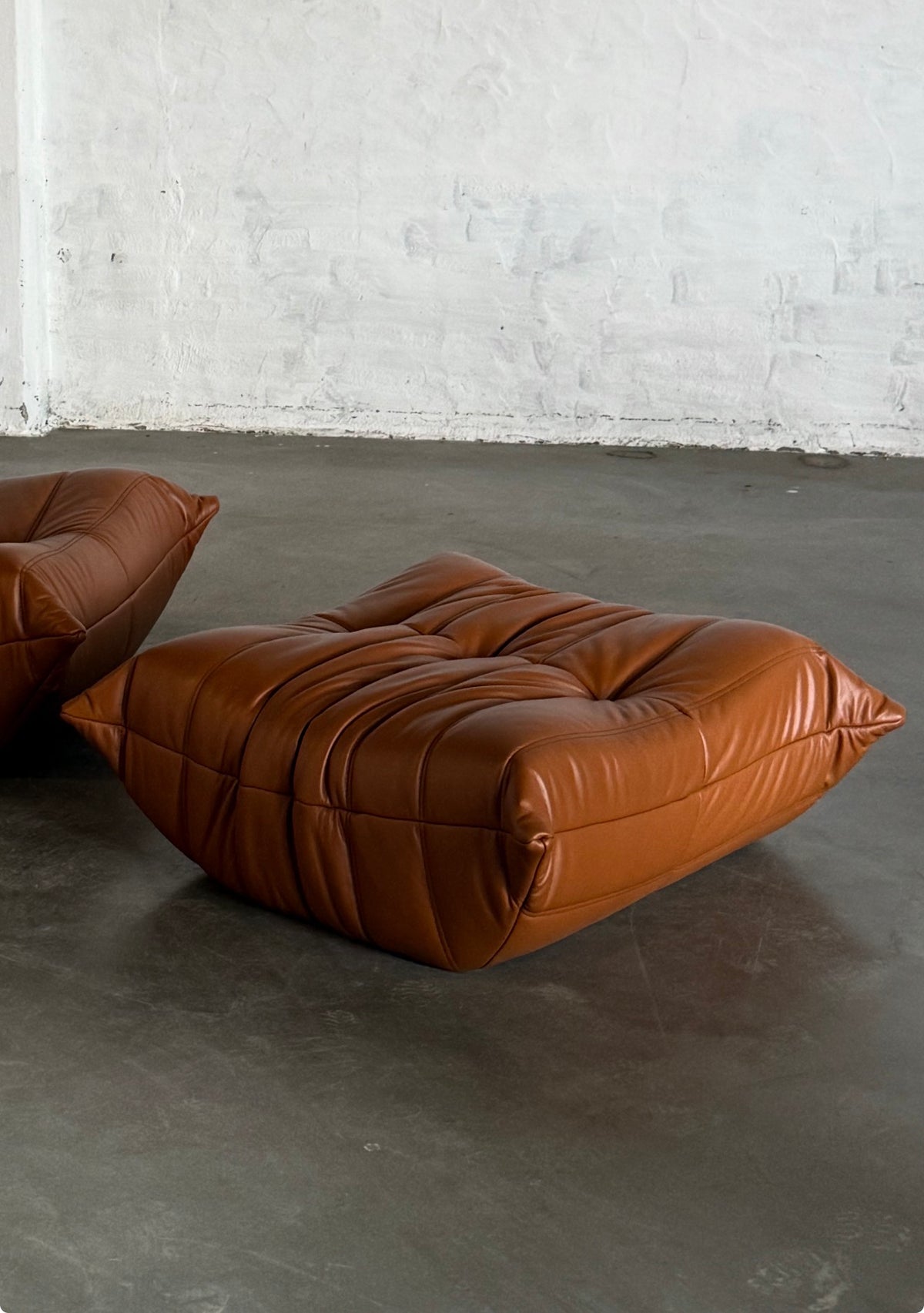 sofa Togo, Ligne Roset, dwuosobowa, skóra naturalna koniak z lekkim połyskiem + podnóżek