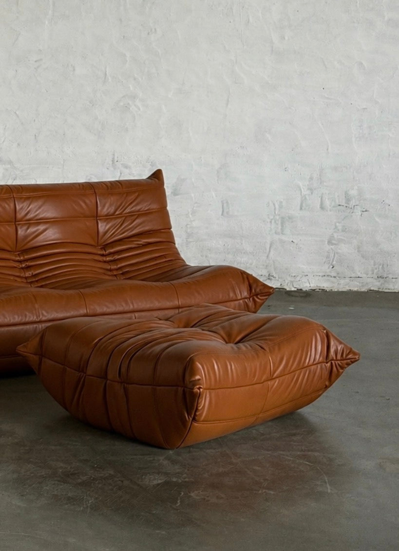 sofa Togo, Ligne Roset, dwuosobowa, skóra naturalna koniak z lekkim połyskiem + podnóżek