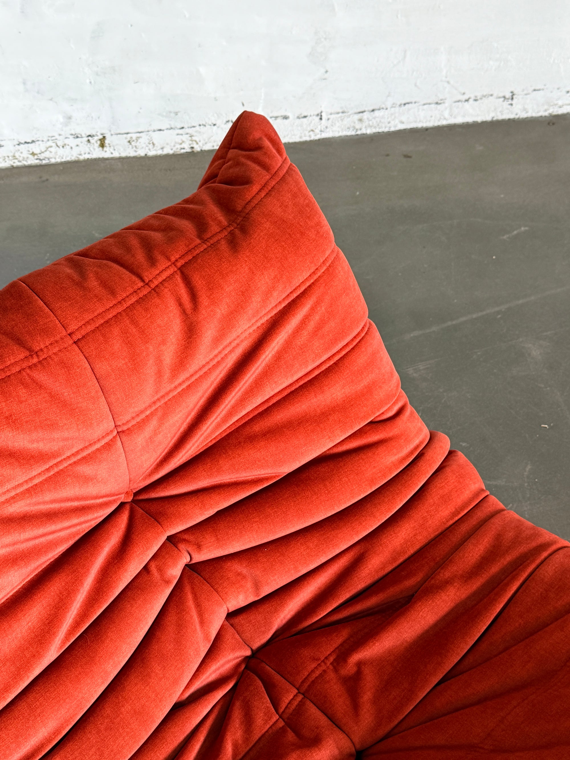 fotel Togo, Ligne Roset, welur orange, sygnowany