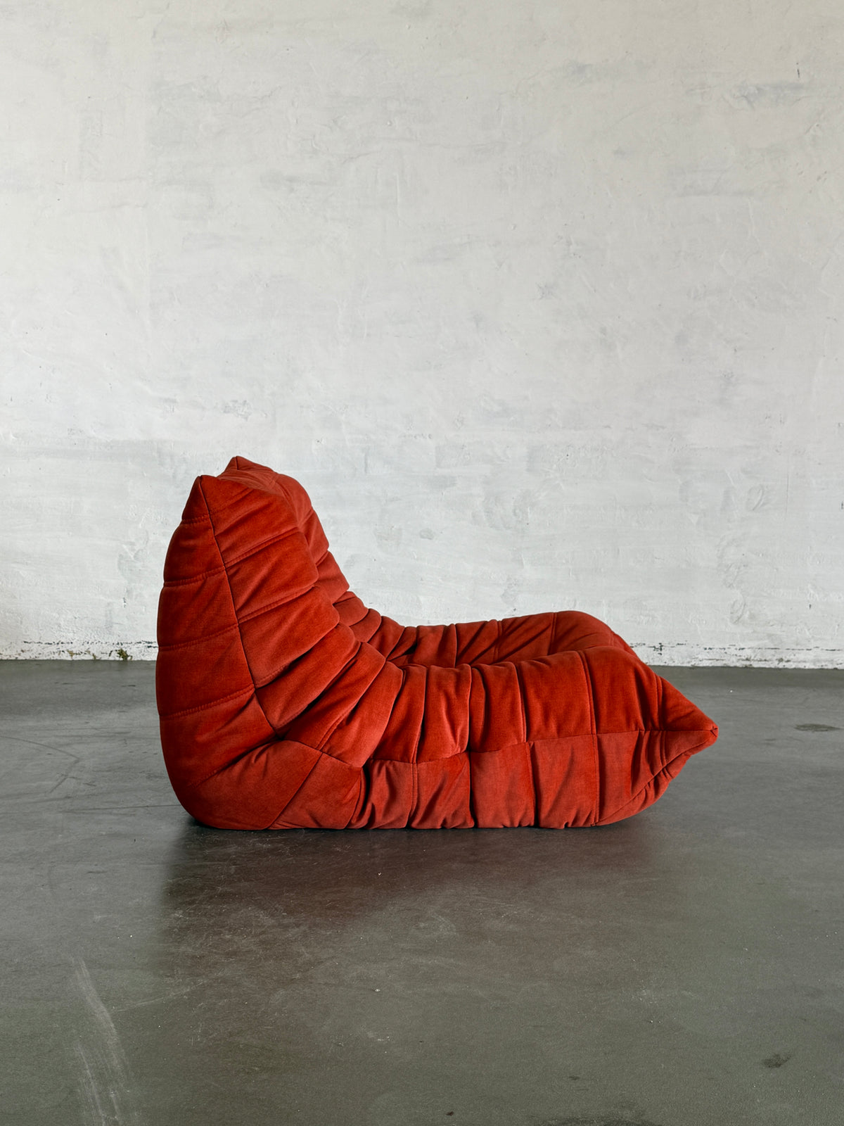 fotel Togo, Ligne Roset, welur orange, sygnowany