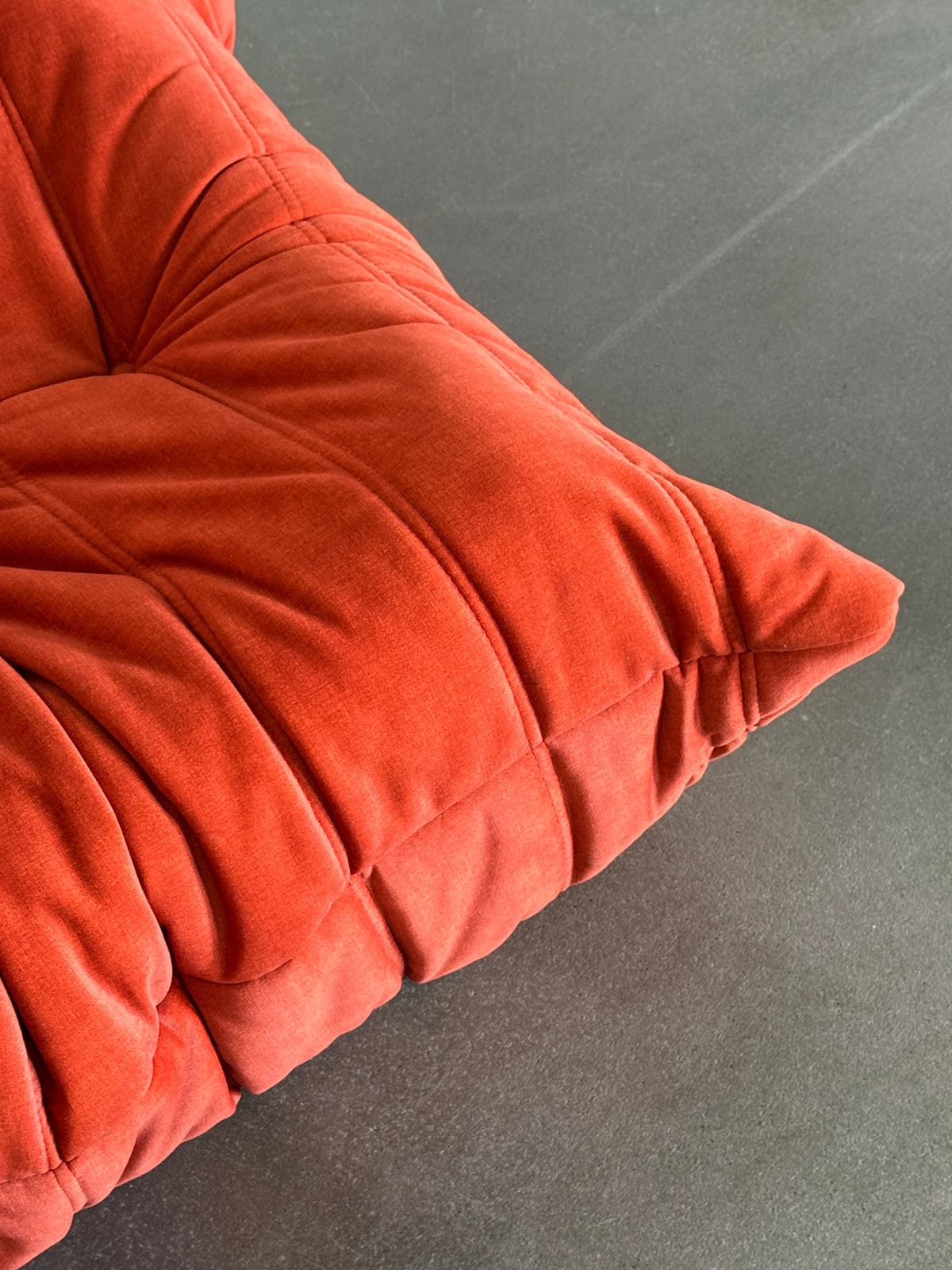 fotel Togo, Ligne Roset, welur orange, sygnowany