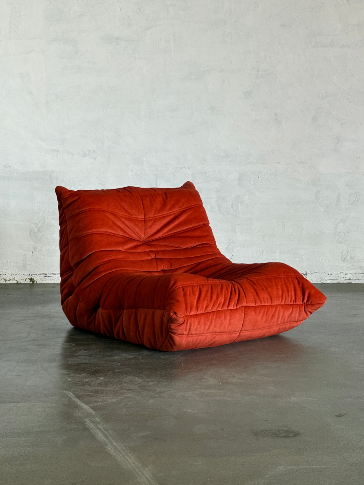 fotel Togo, Ligne Roset, welur orange, sygnowany