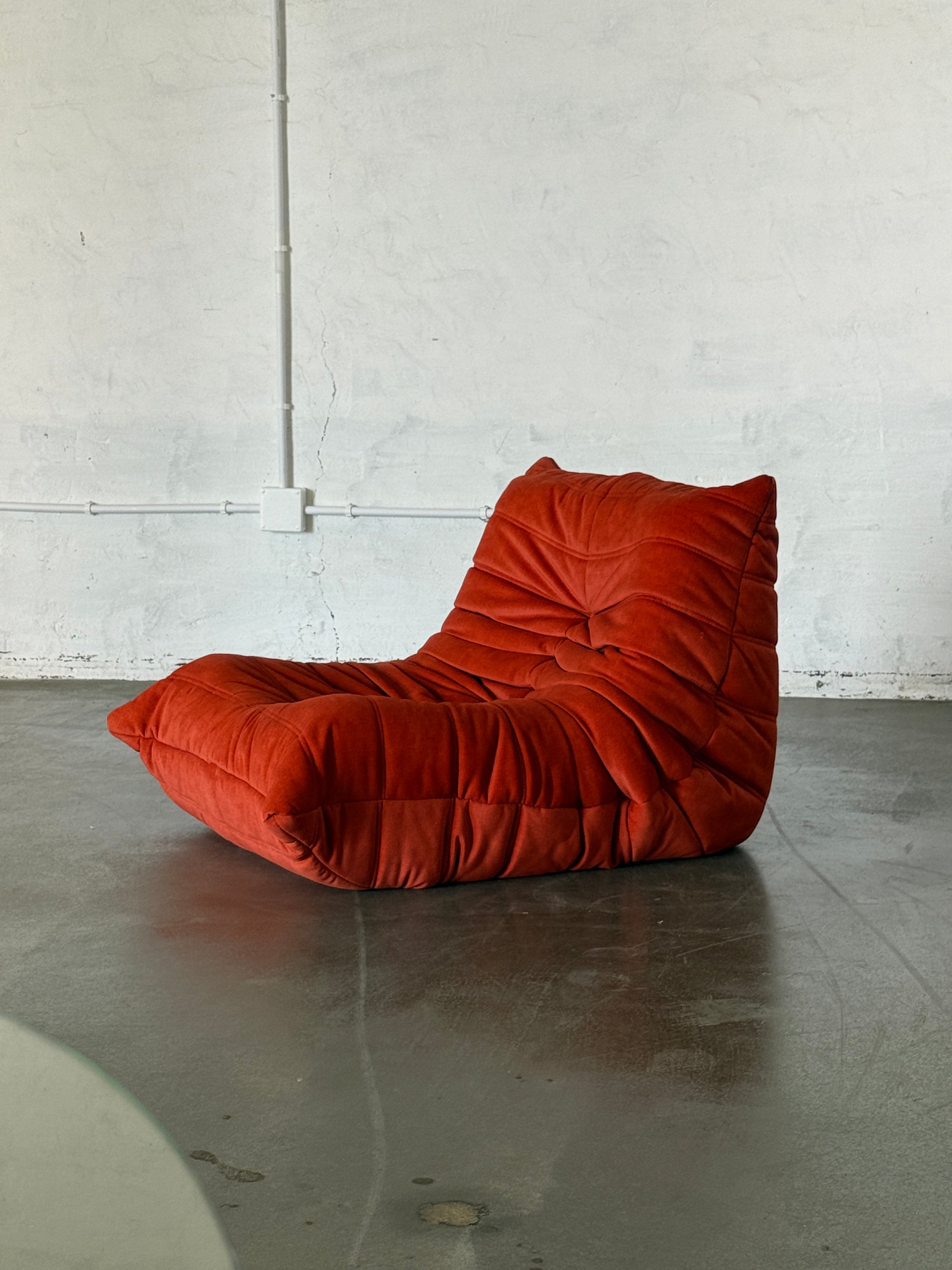 fotel Togo, Ligne Roset, welur orange, sygnowany