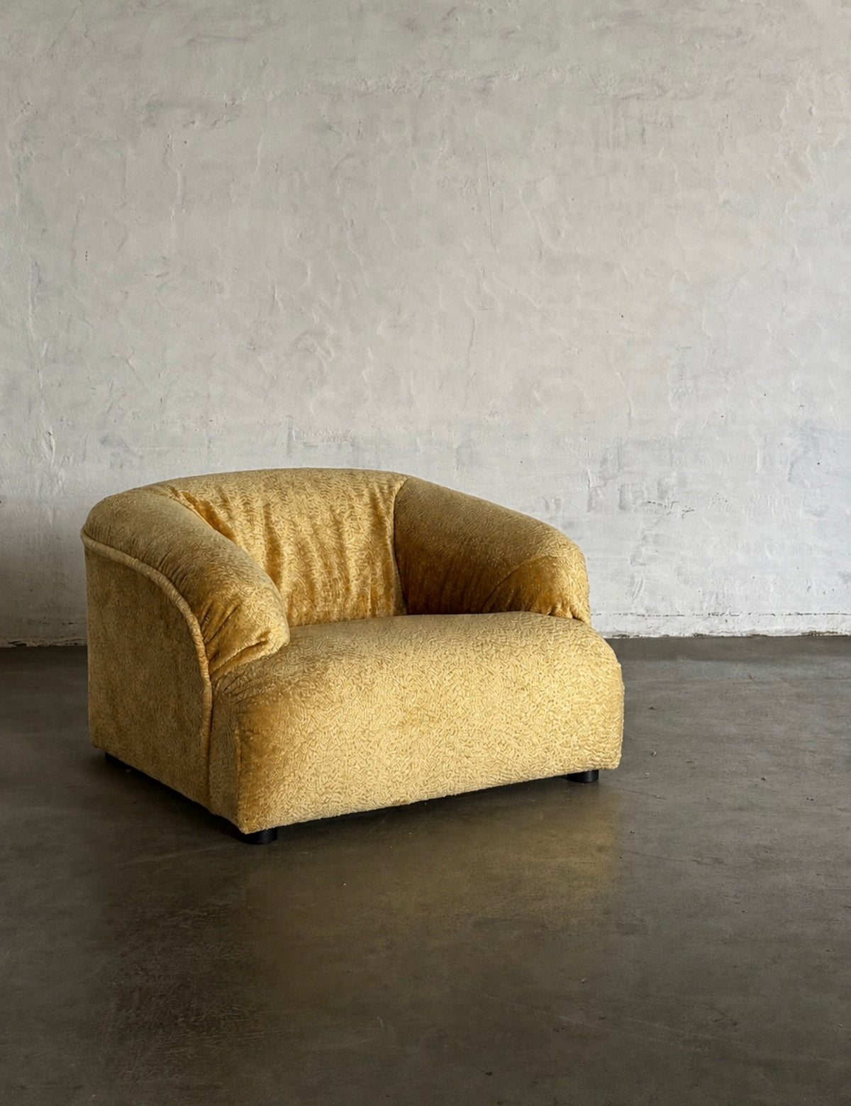 fotel, lata 70, po renowacji, bananowy