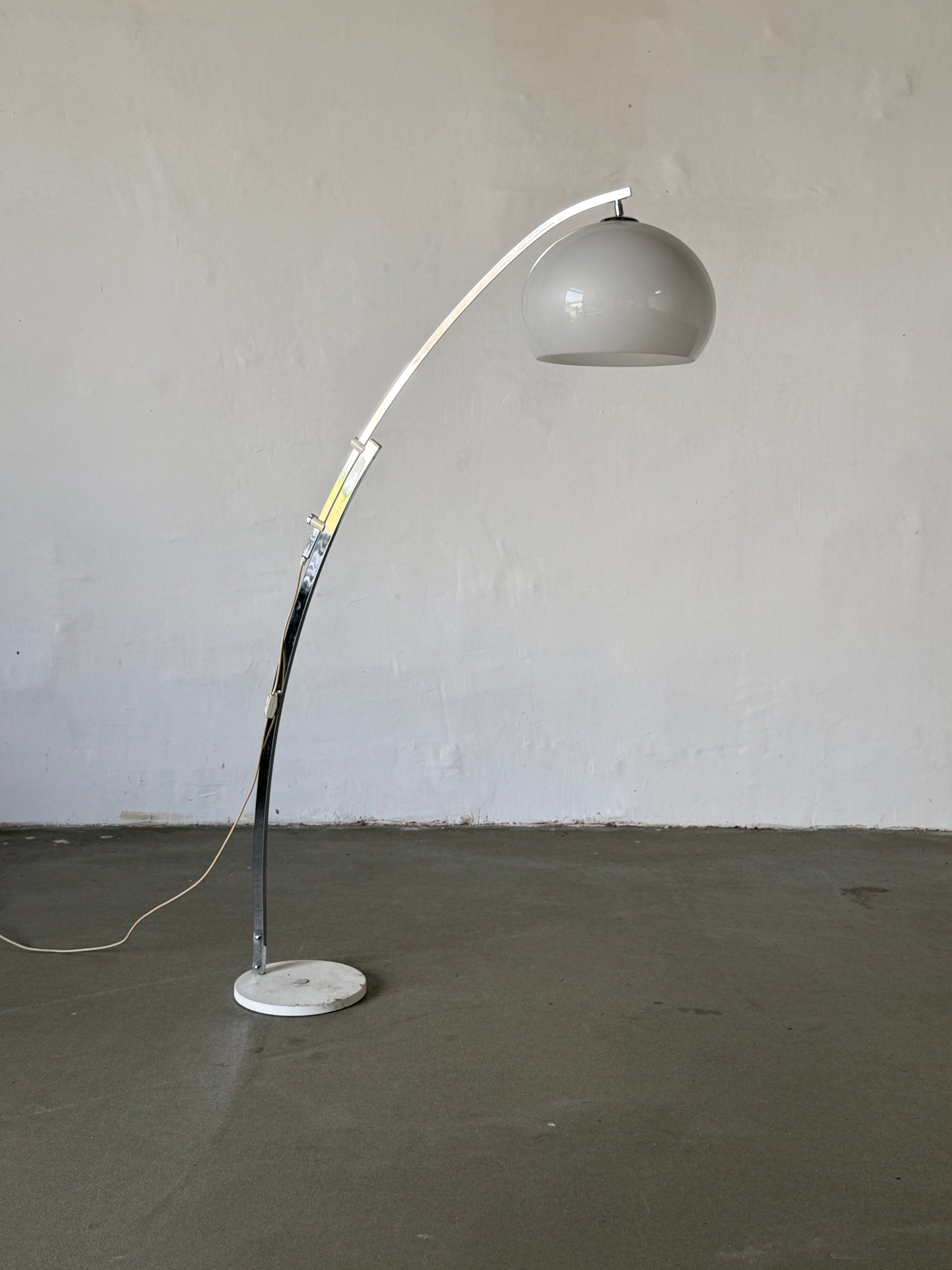 lampa podłogowa, łukowa, lata 80, w stylu Guzzini