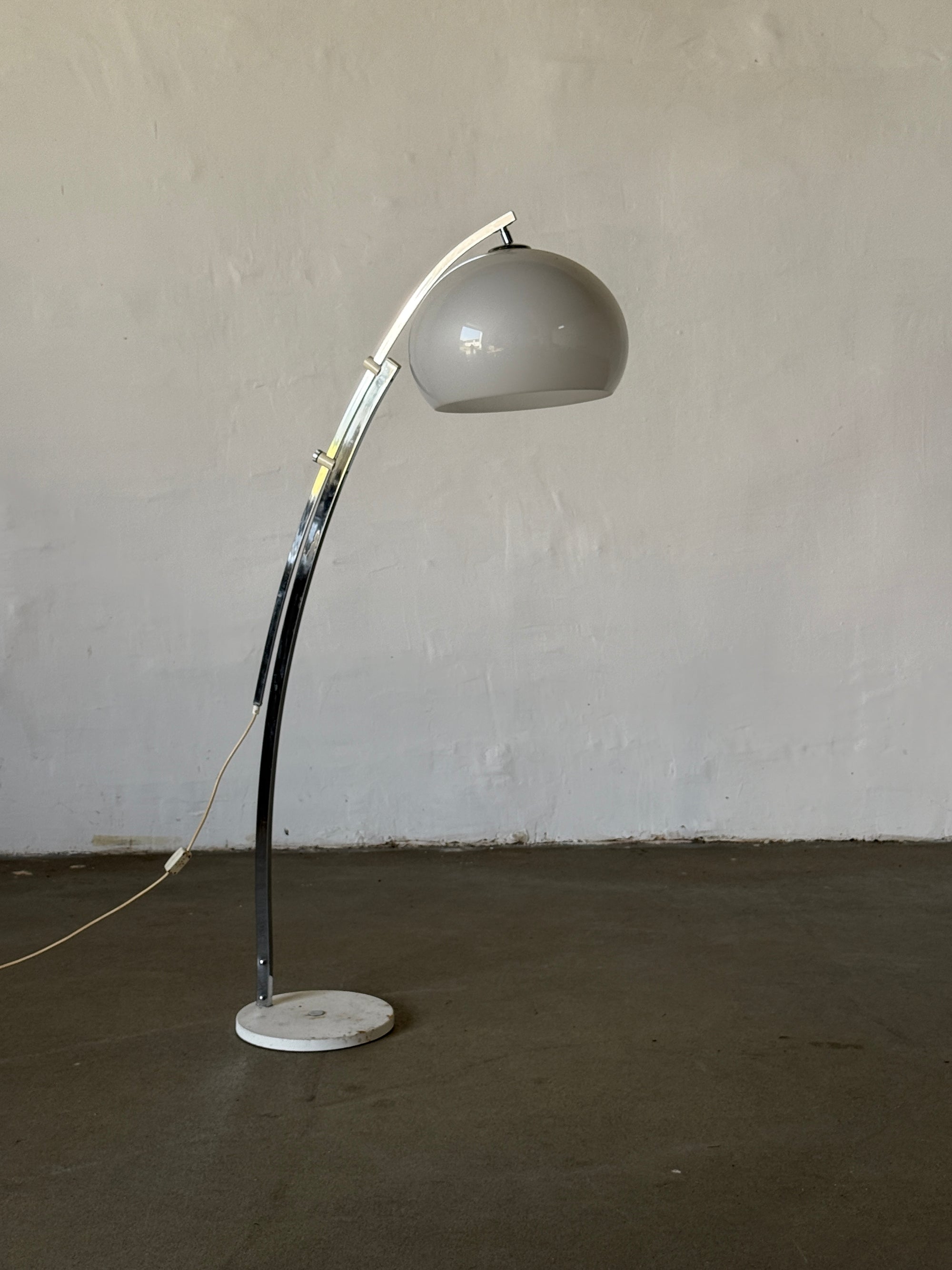 lampa podłogowa, łukowa, lata 80, w stylu Guzzini