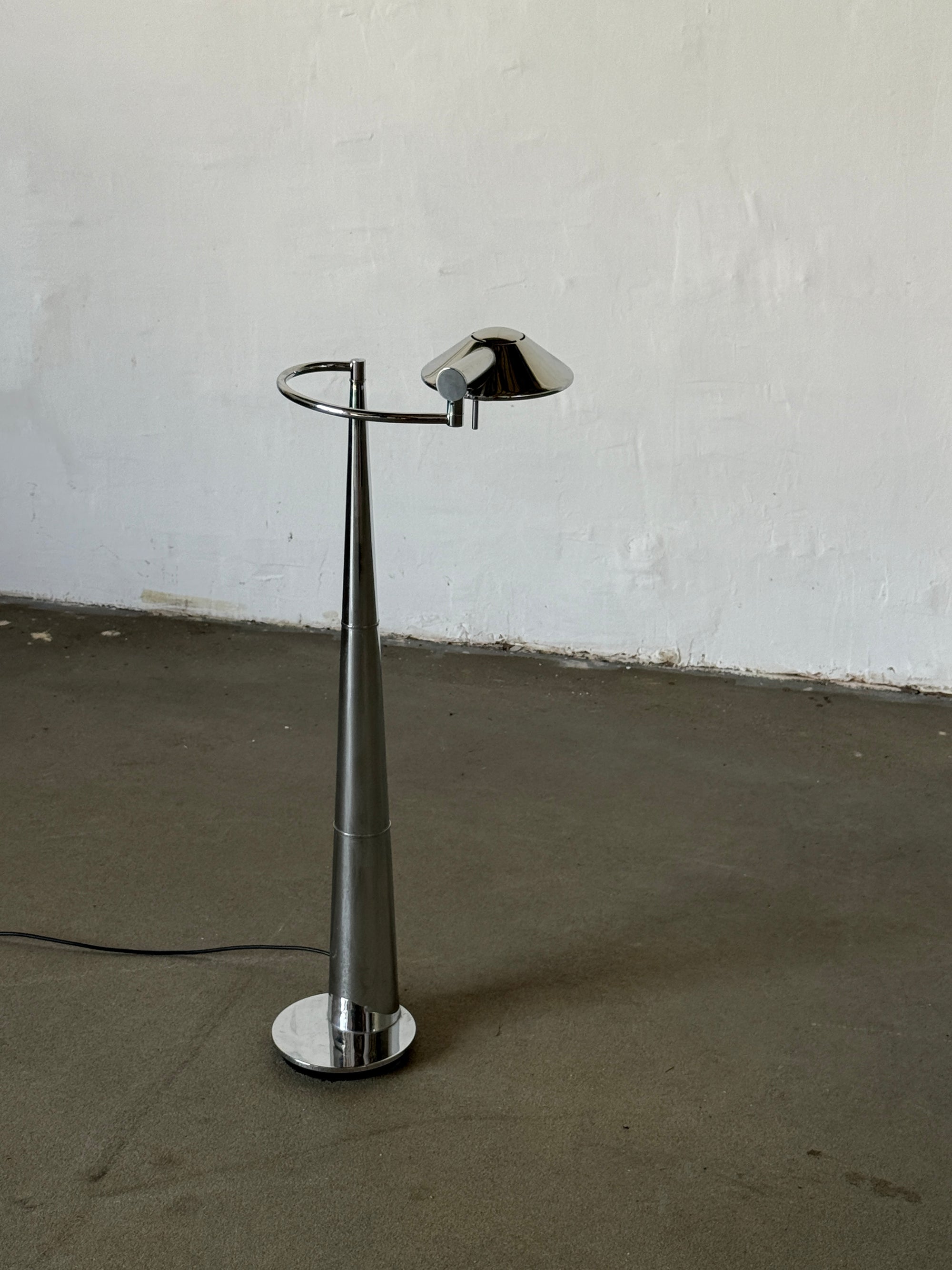 lampa podłogowa w stylu Bauhaus, dimer