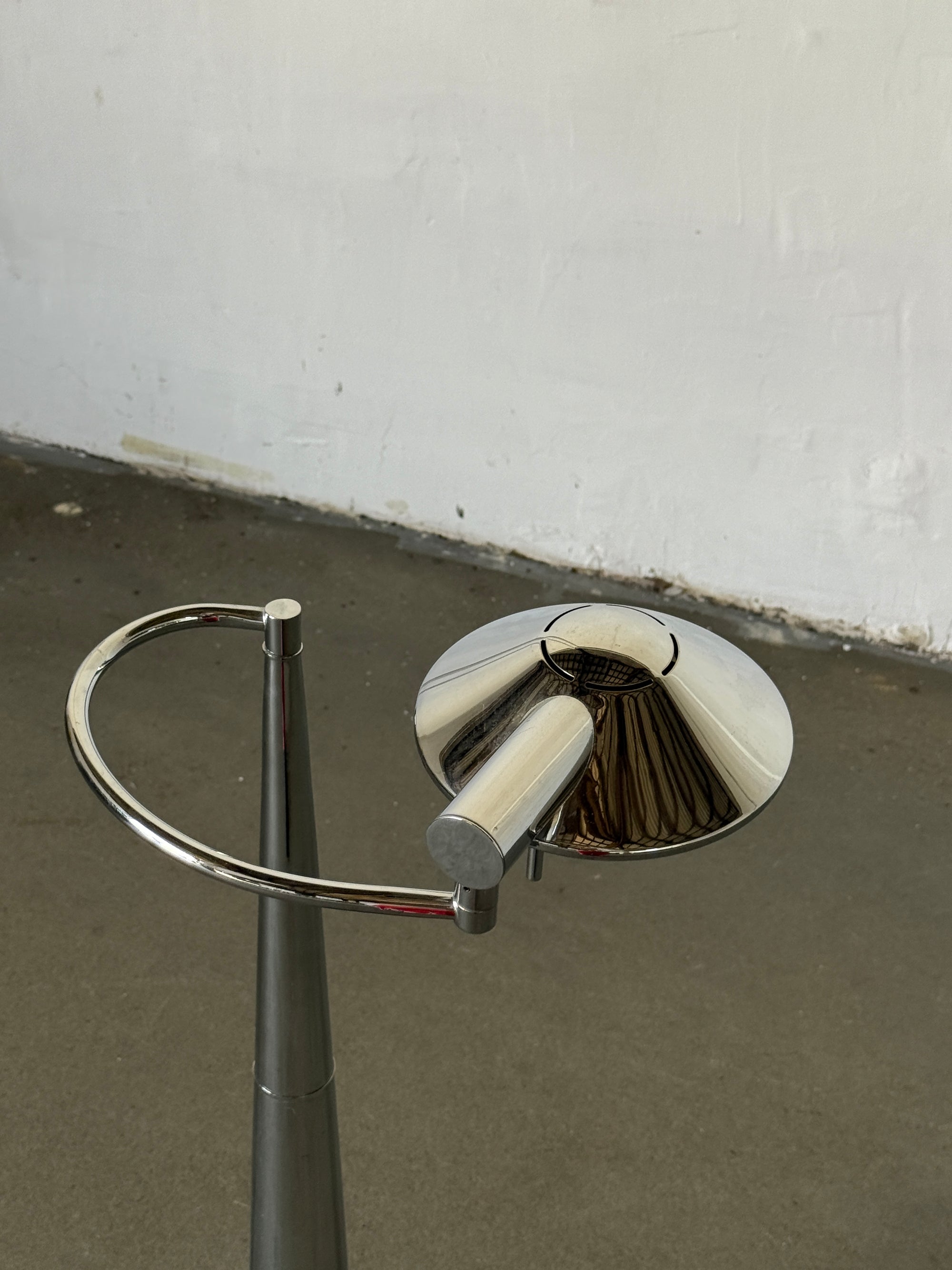 lampa podłogowa w stylu Bauhaus, dimer