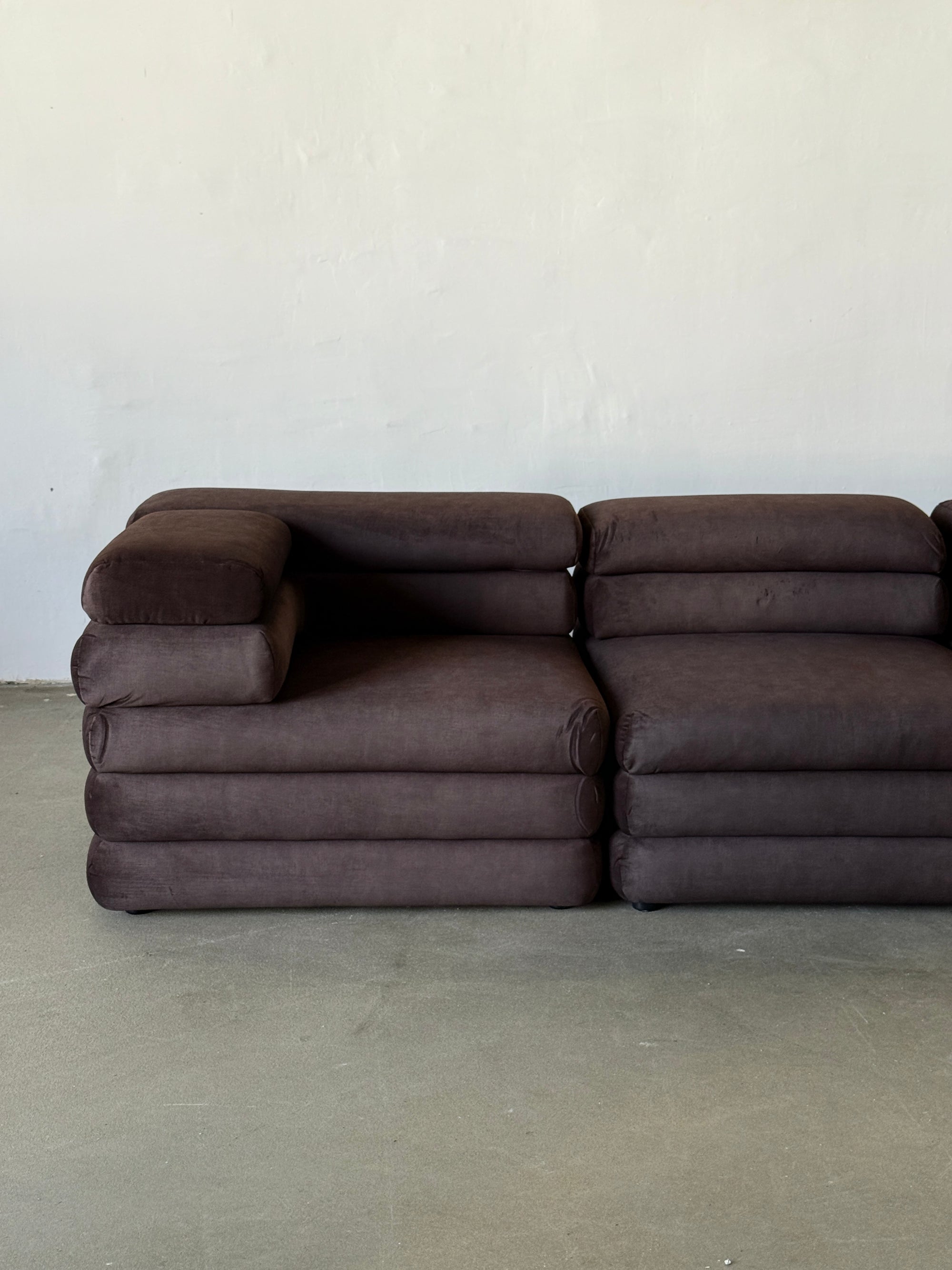 sofa modułowa Biszkopt, welur w kolorze kakao