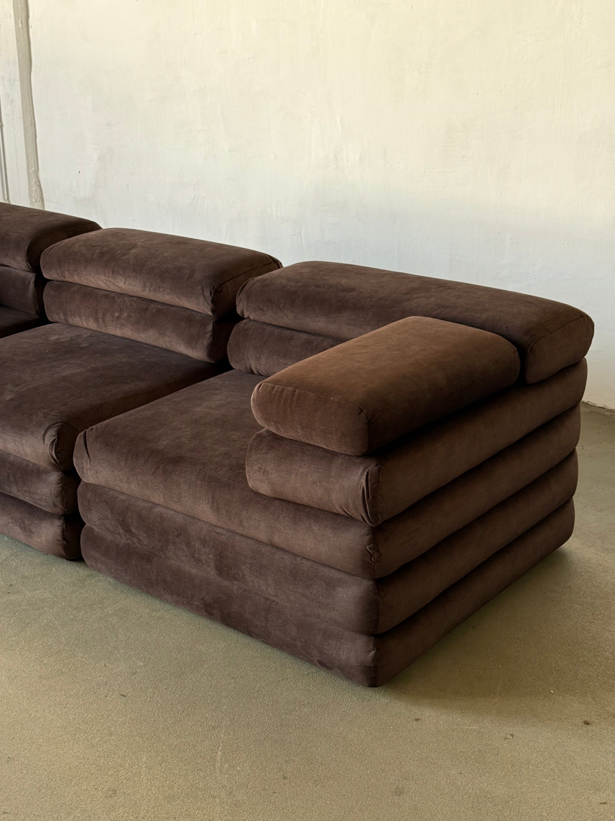 sofa modułowa Biszkopt, welur w kolorze kakao