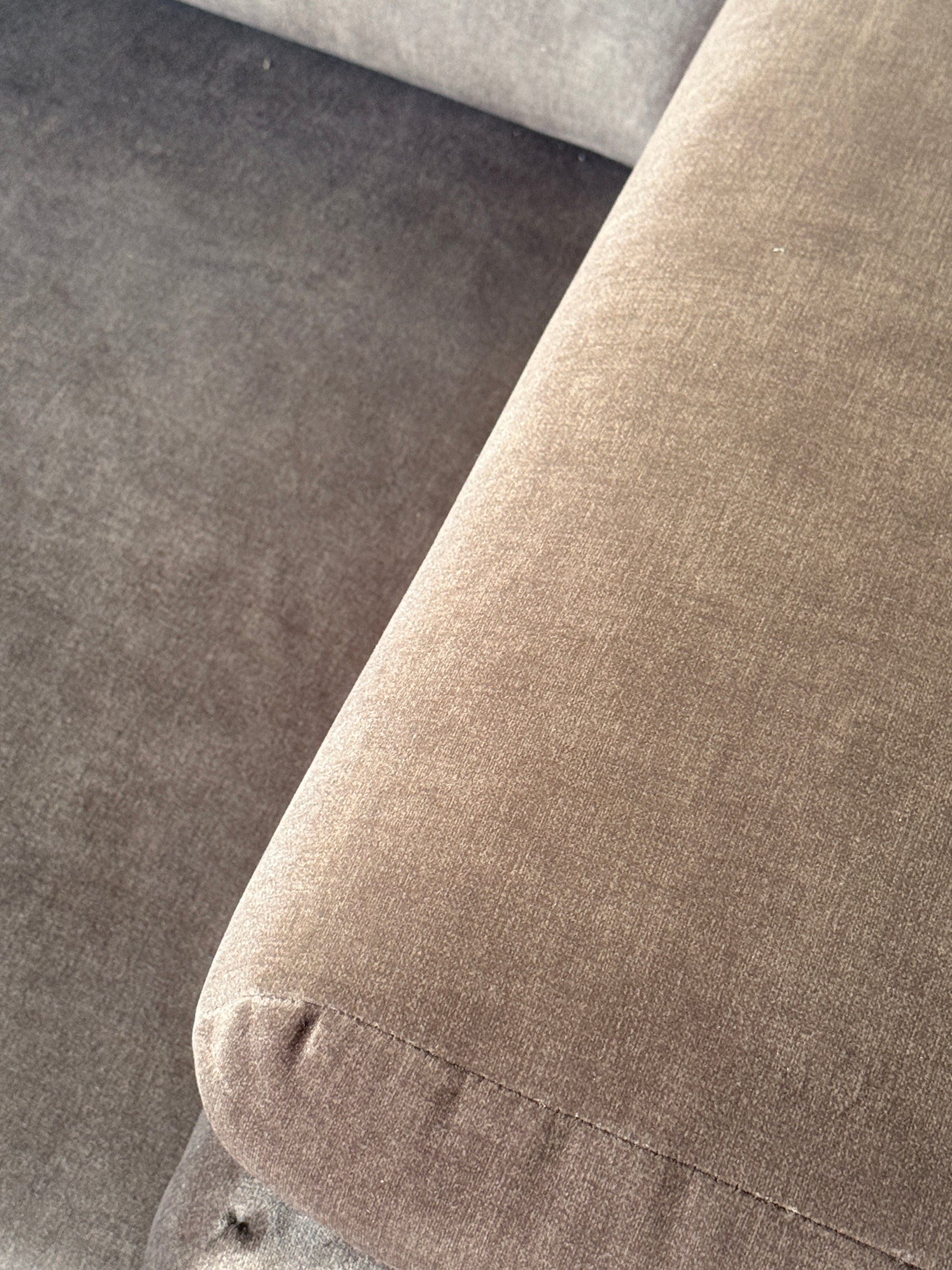 sofa modułowa Biszkopt, welur w kolorze kakao