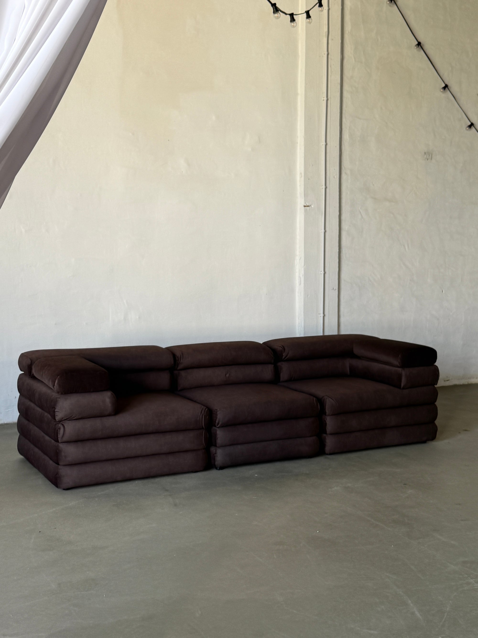 sofa modułowa Biszkopt, welur w kolorze kakao