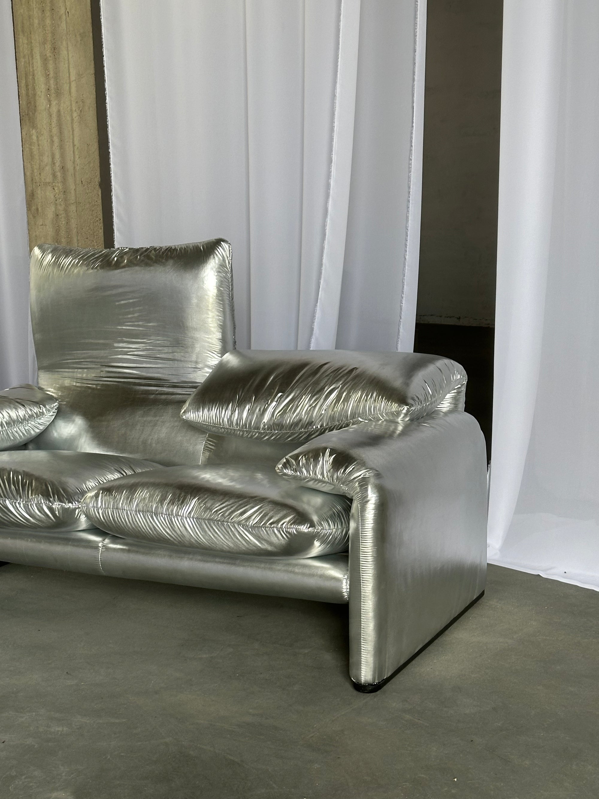 srebrna kanapa Maralunga, Cassina