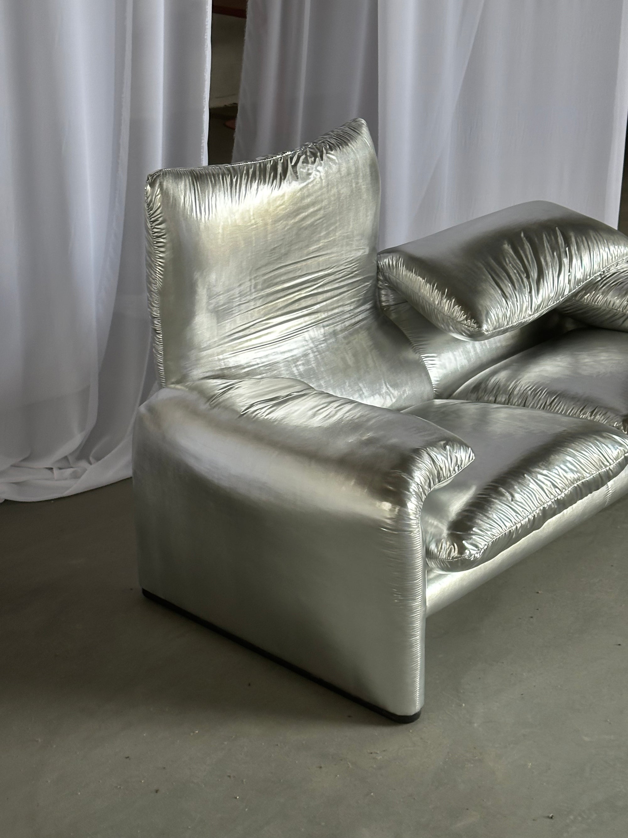 srebrna kanapa Maralunga, Cassina