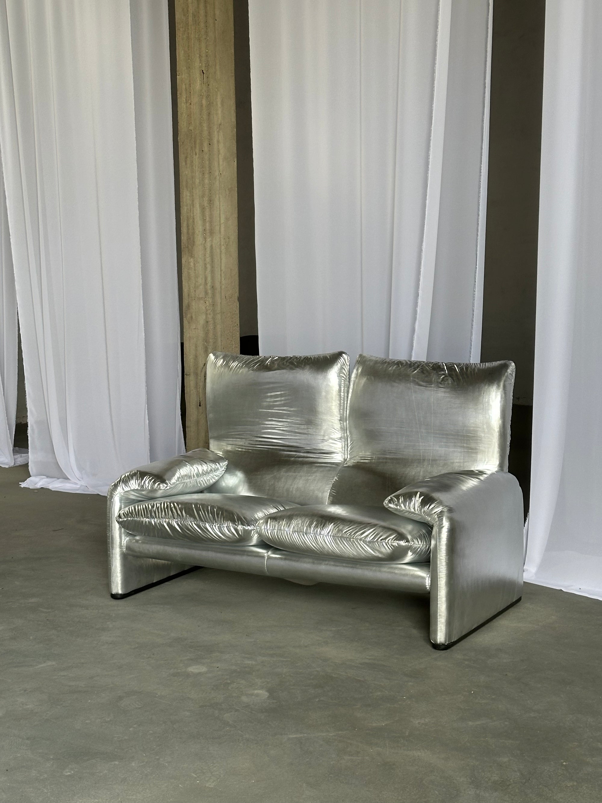 srebrna kanapa Maralunga, Cassina