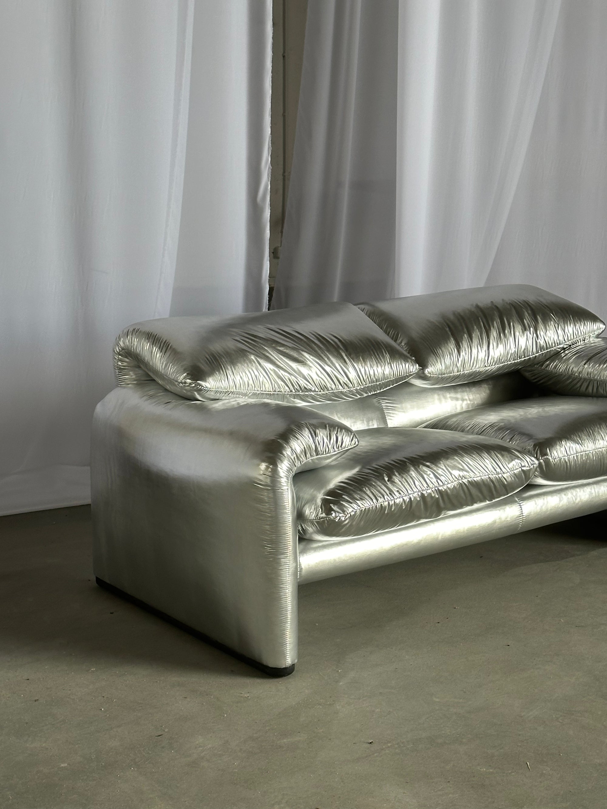 srebrna kanapa Maralunga, Cassina