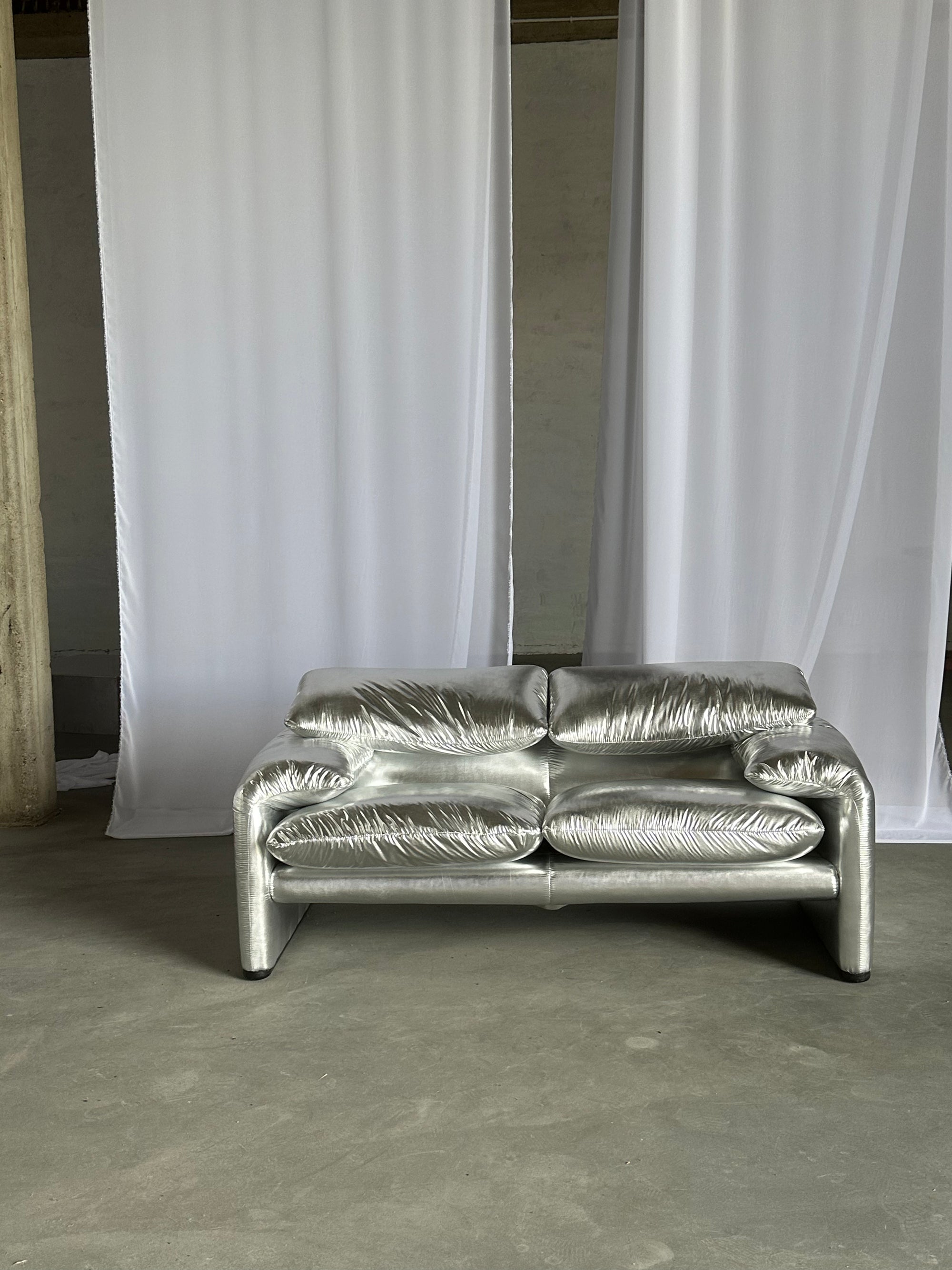 srebrna kanapa Maralunga, Cassina