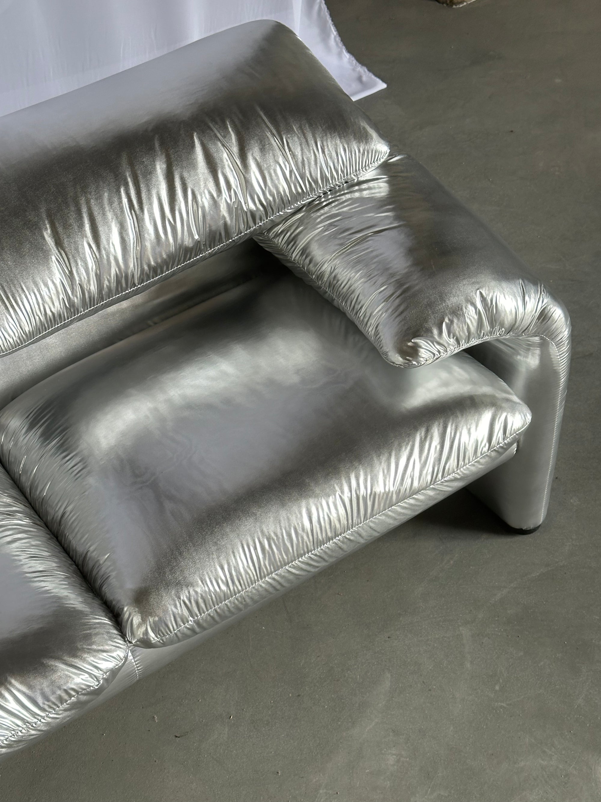 srebrna kanapa Maralunga, Cassina