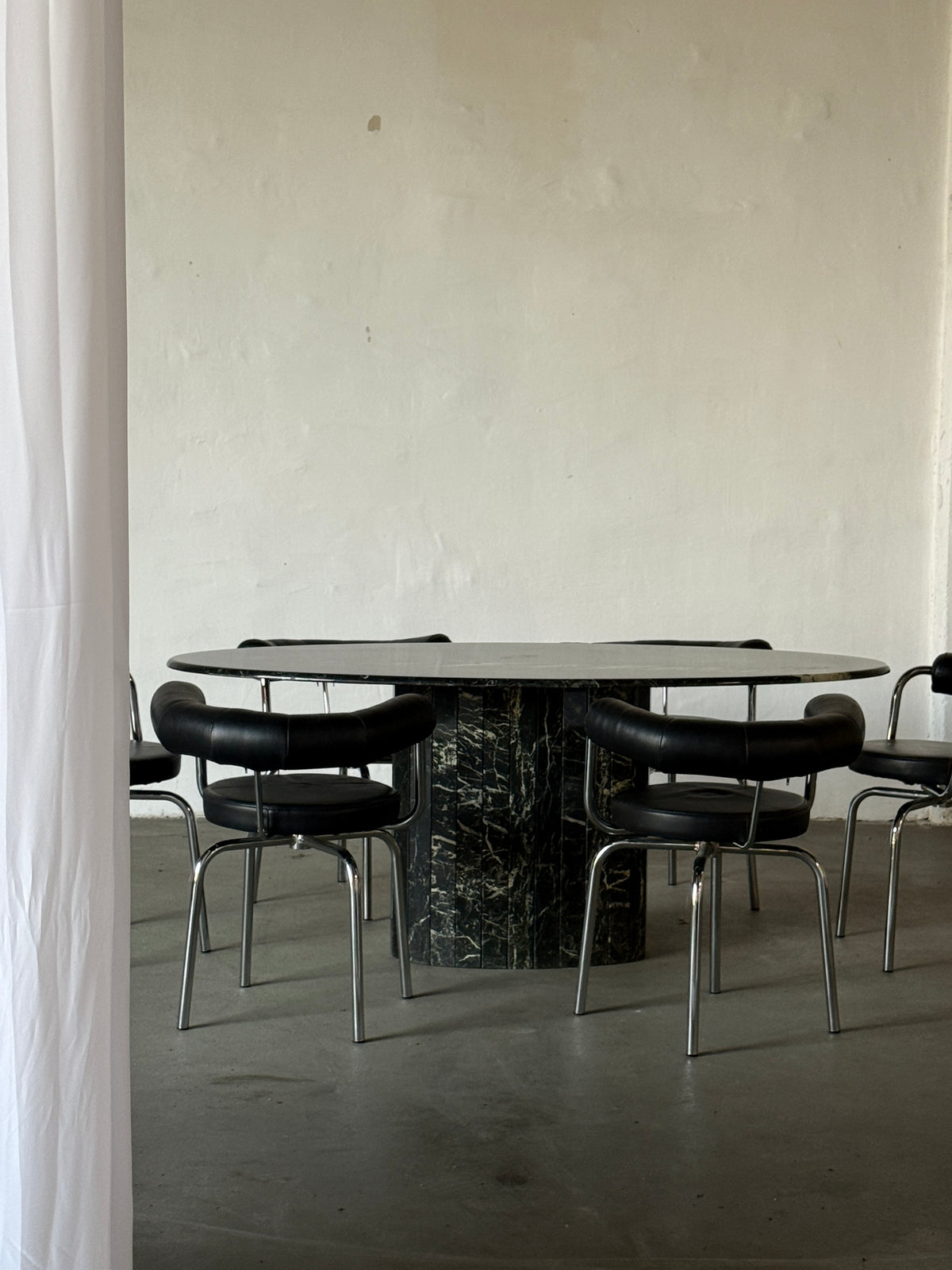 stół jadalniany, marmur nero marquina, Włochy lata 80