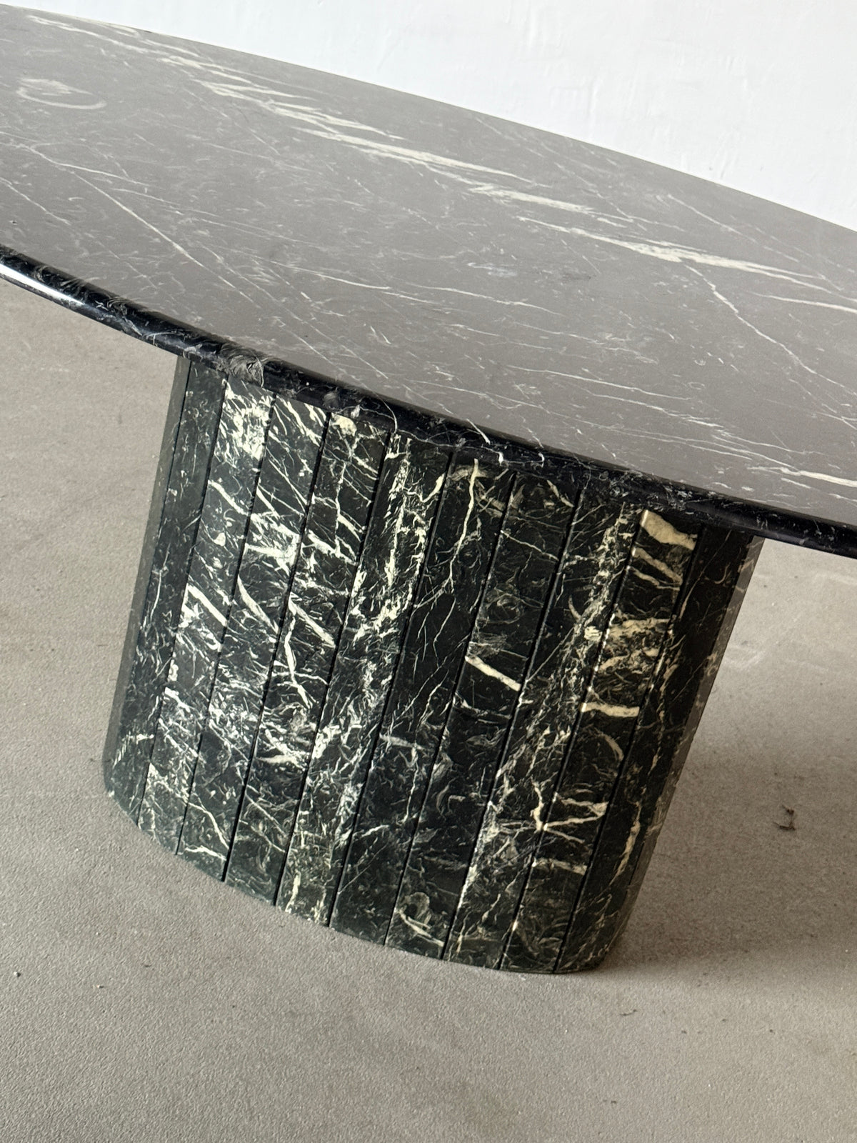 stół jadalniany, marmur nero marquina, Włochy lata 80