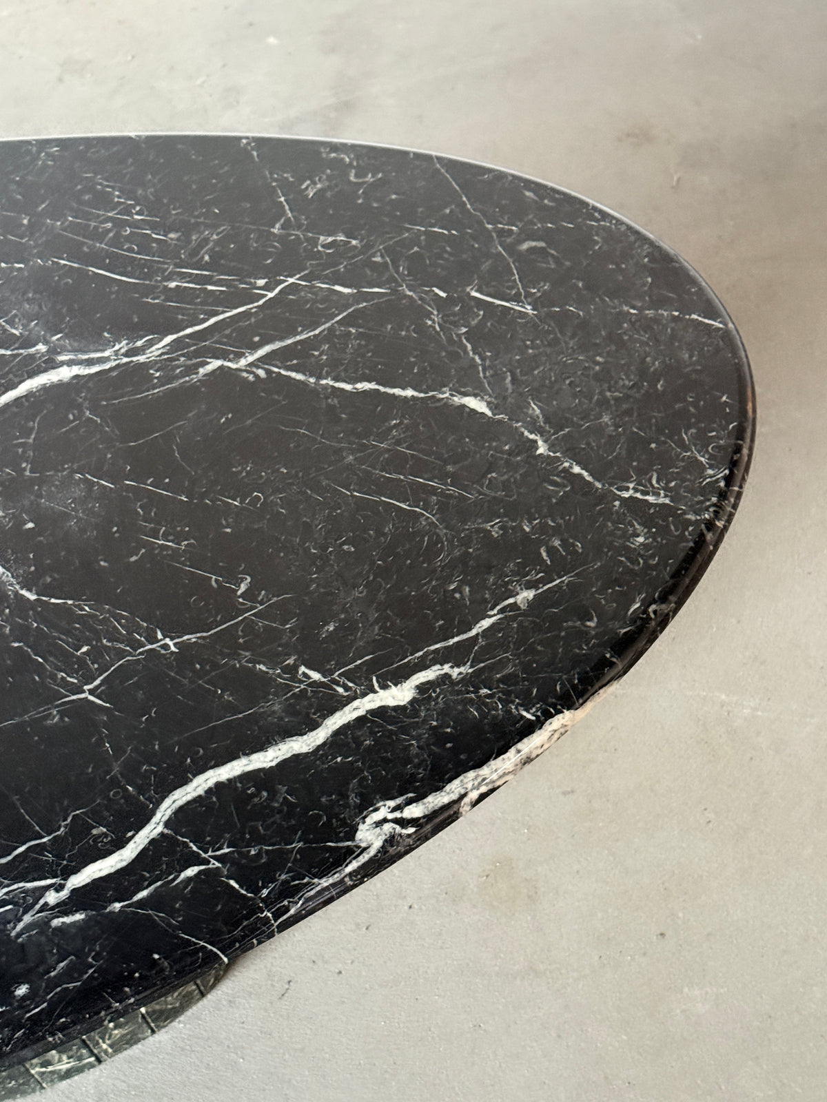 stół jadalniany, marmur nero marquina, Włochy lata 80