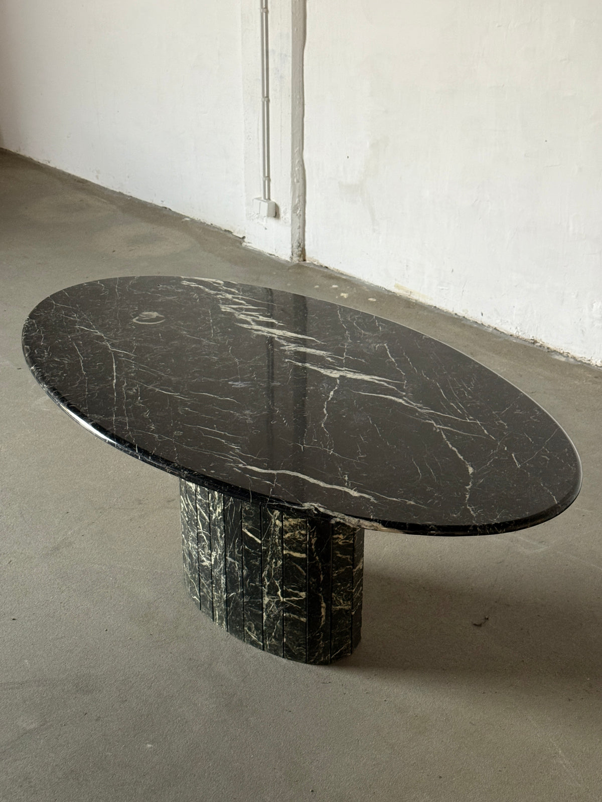 stół jadalniany, marmur nero marquina, Włochy lata 80