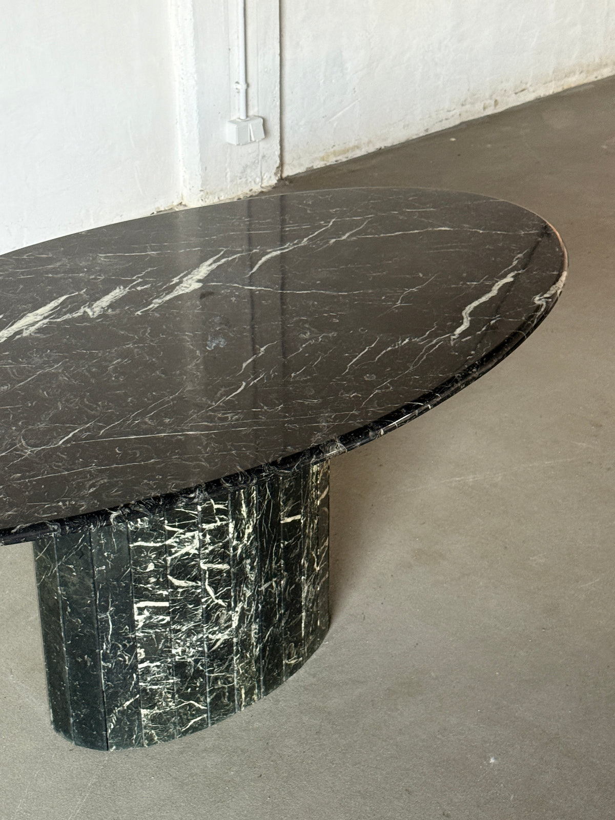 stół jadalniany, marmur nero marquina, Włochy lata 80