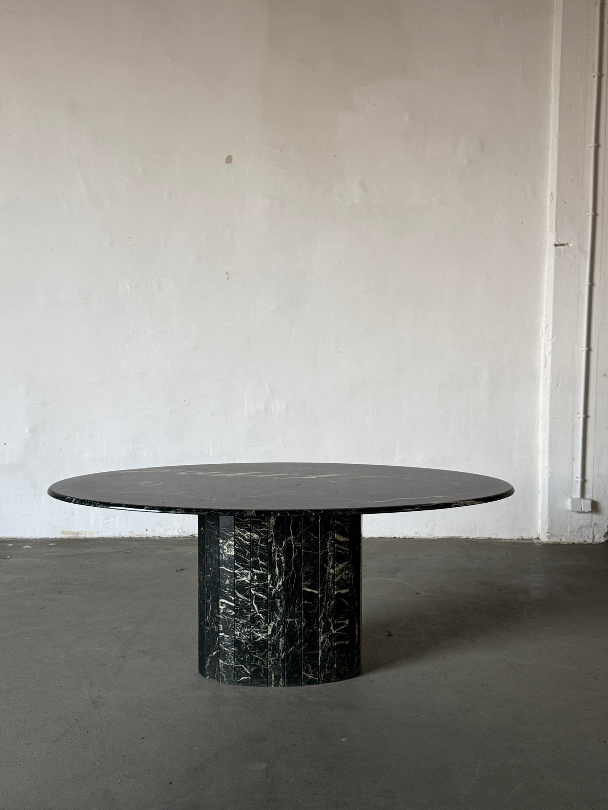 stół jadalniany, marmur nero marquina, Włochy lata 80
