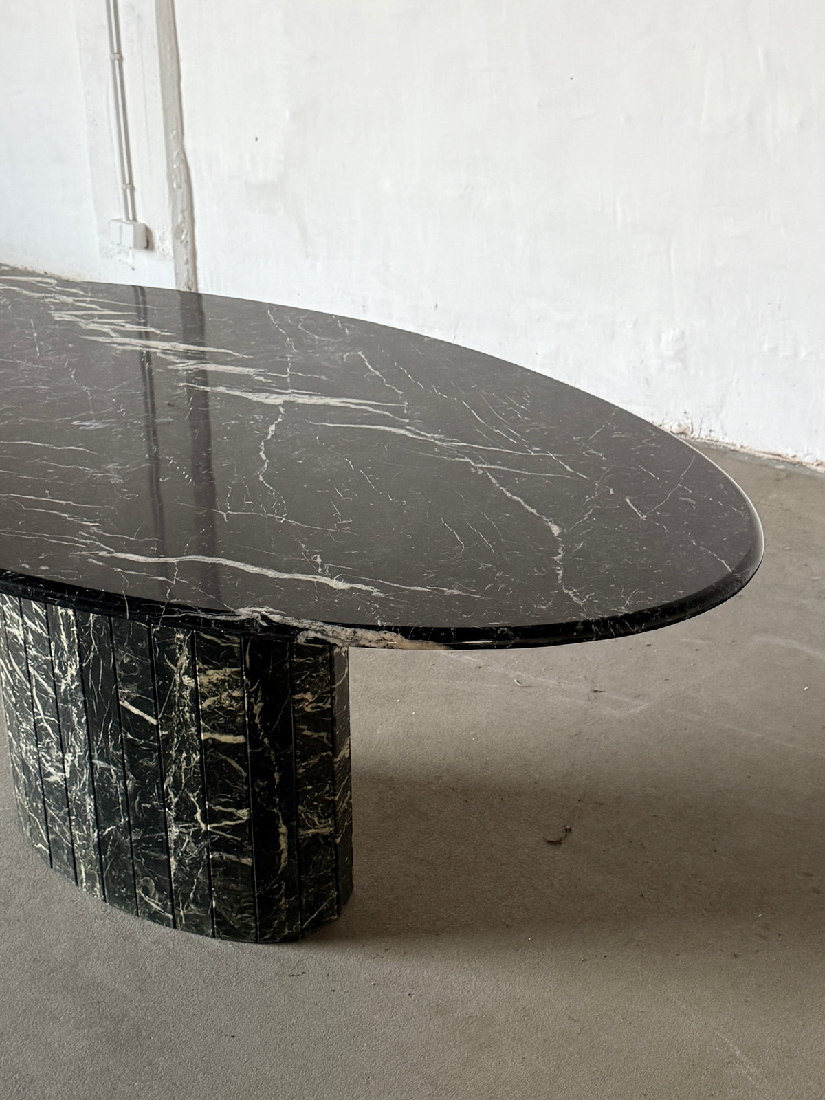 stół jadalniany, marmur nero marquina, Włochy lata 80