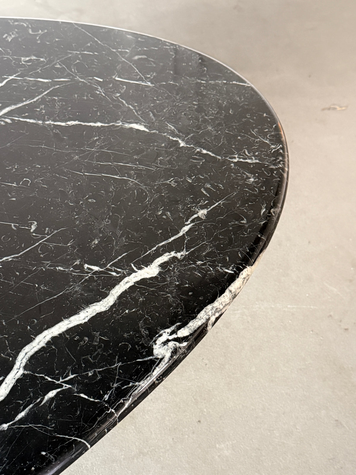 stół jadalniany, marmur nero marquina, Włochy lata 80