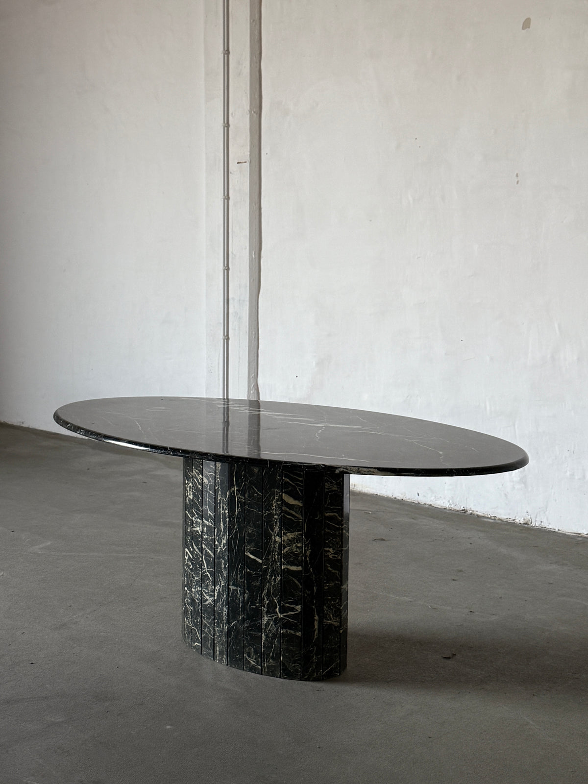 stół jadalniany, marmur nero marquina, Włochy lata 80