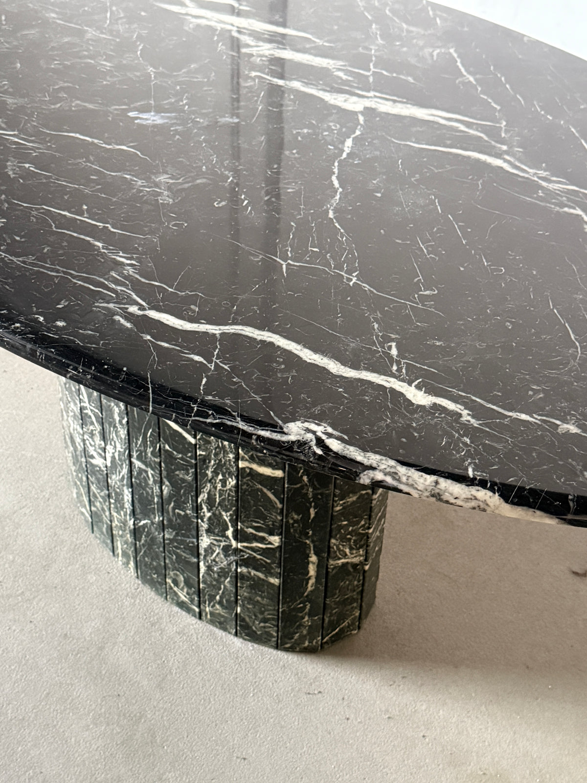 stół jadalniany, marmur nero marquina, Włochy lata 80