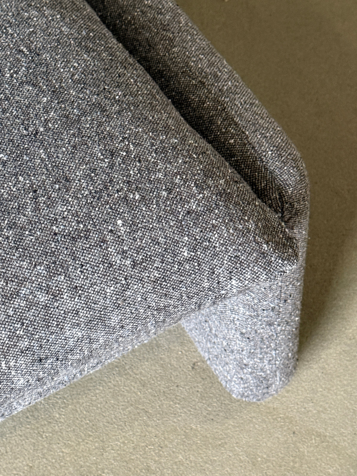 sofa Cassina Maralunga 3 osobowa z podnóżkiem, tapicerka z jedwabnej tkaniny