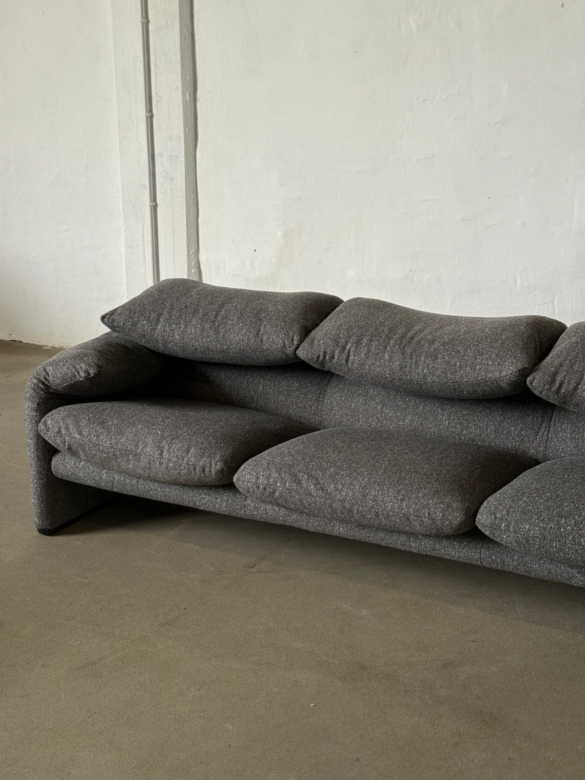 sofa Cassina Maralunga 3 osobowa z podnóżkiem, tapicerka z jedwabnej tkaniny