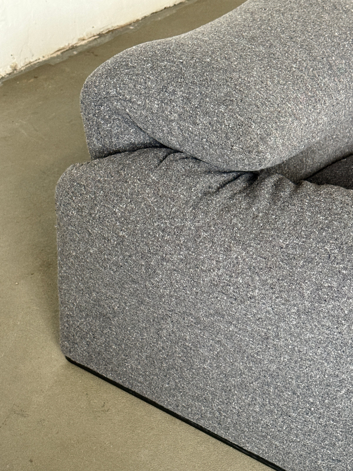 sofa Cassina Maralunga 3 osobowa z podnóżkiem, tapicerka z jedwabnej tkaniny