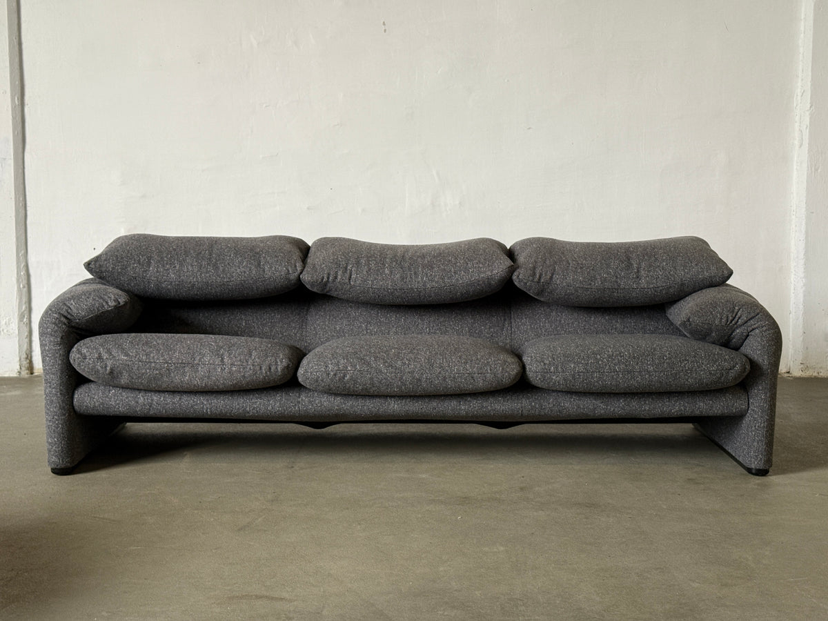 sofa Cassina Maralunga 3 osobowa z podnóżkiem, tapicerka z jedwabnej tkaniny