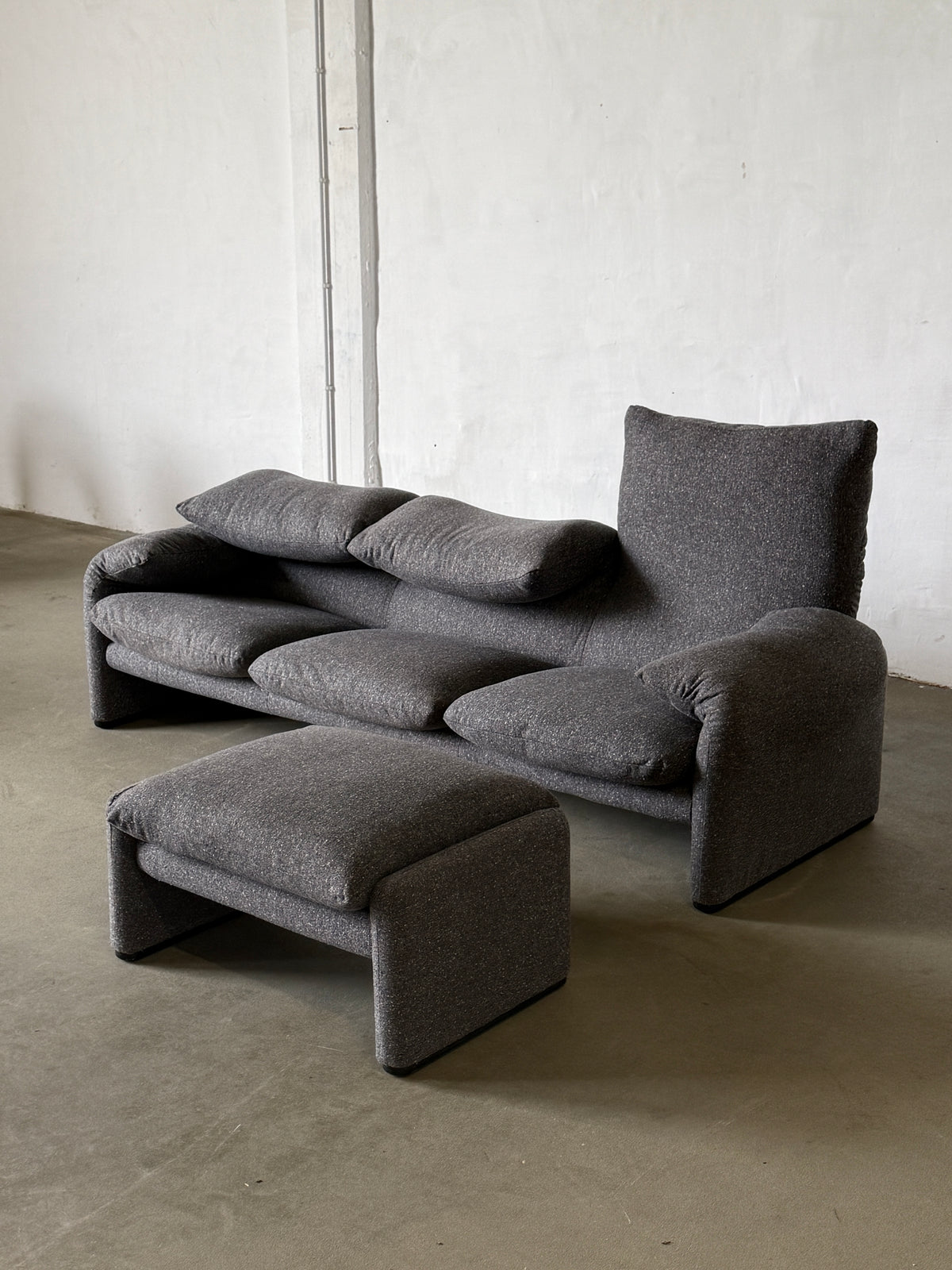 sofa Cassina Maralunga 3 osobowa z podnóżkiem, tapicerka z jedwabnej tkaniny