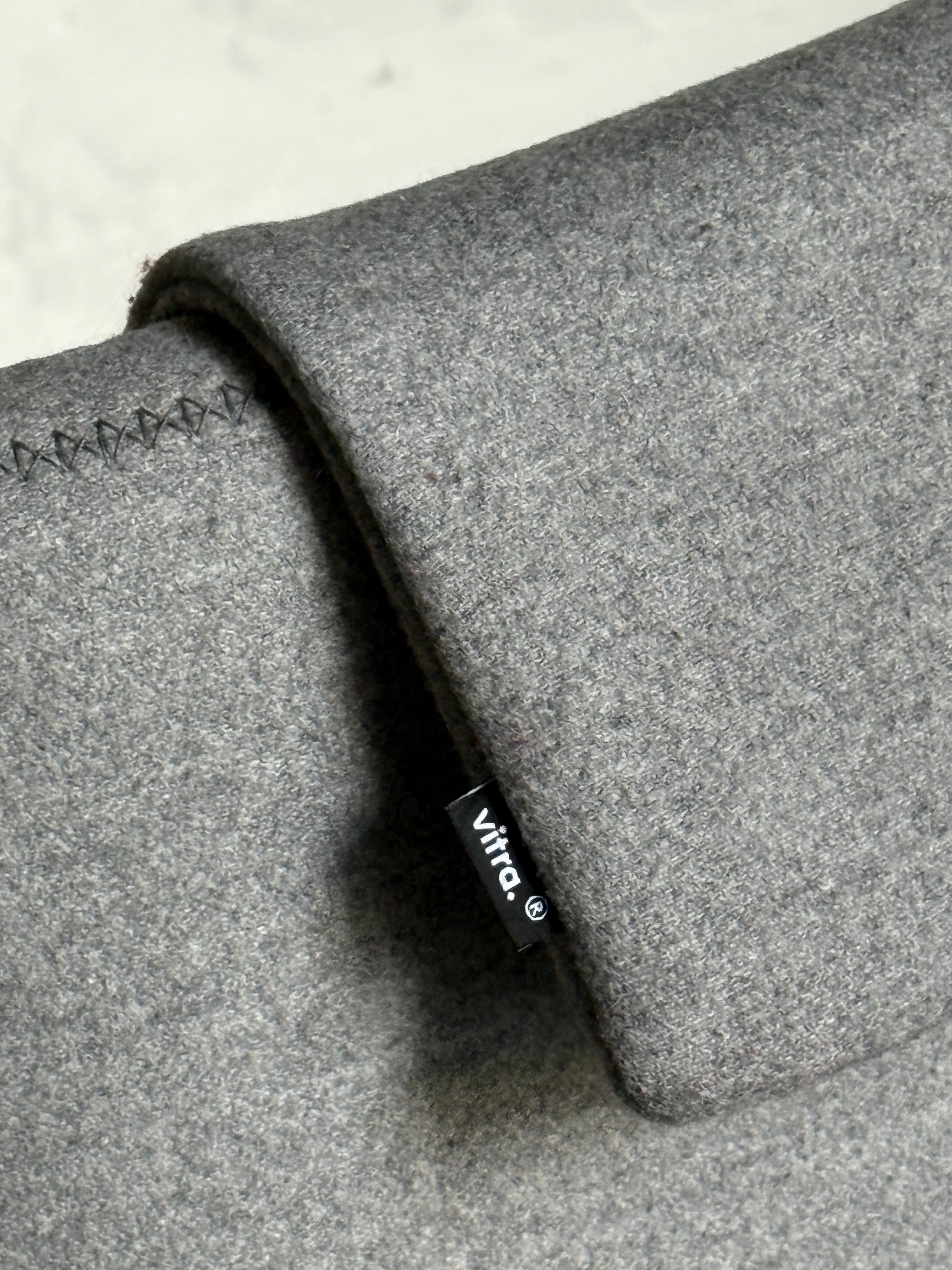 fotel Vitra Grand Repos z podnóżkiem