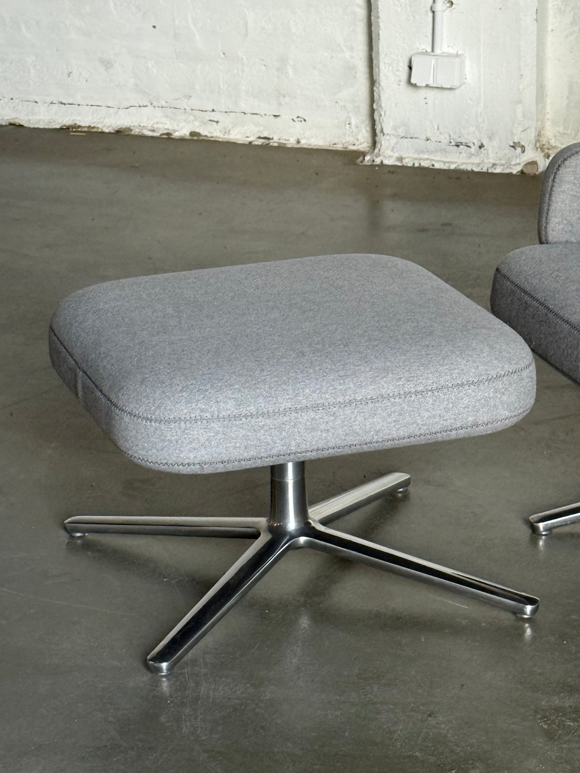 fotel Vitra Grand Repos z podnóżkiem