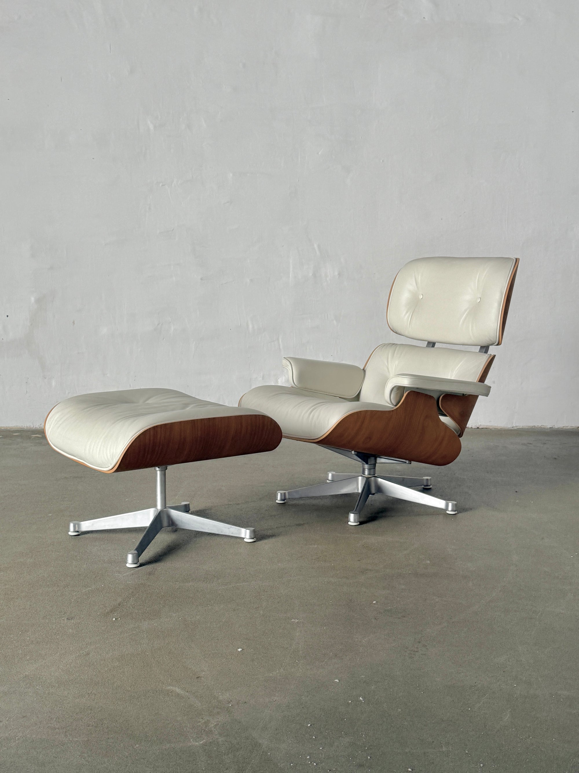 fotel Vitra Eames Lounge Chair, lata 2000, stan idealny