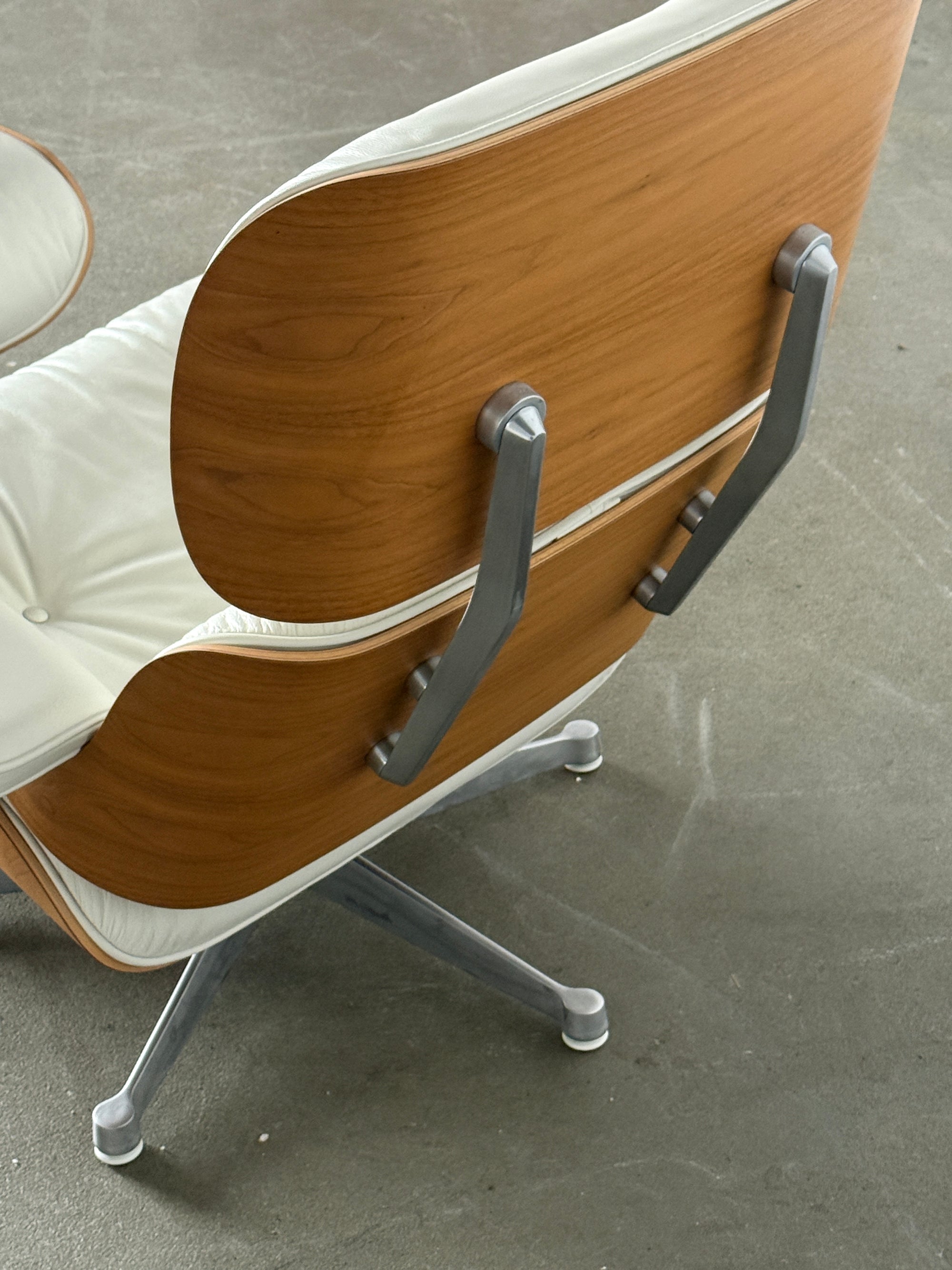 fotel Vitra Eames Lounge Chair, lata 2000, stan idealny